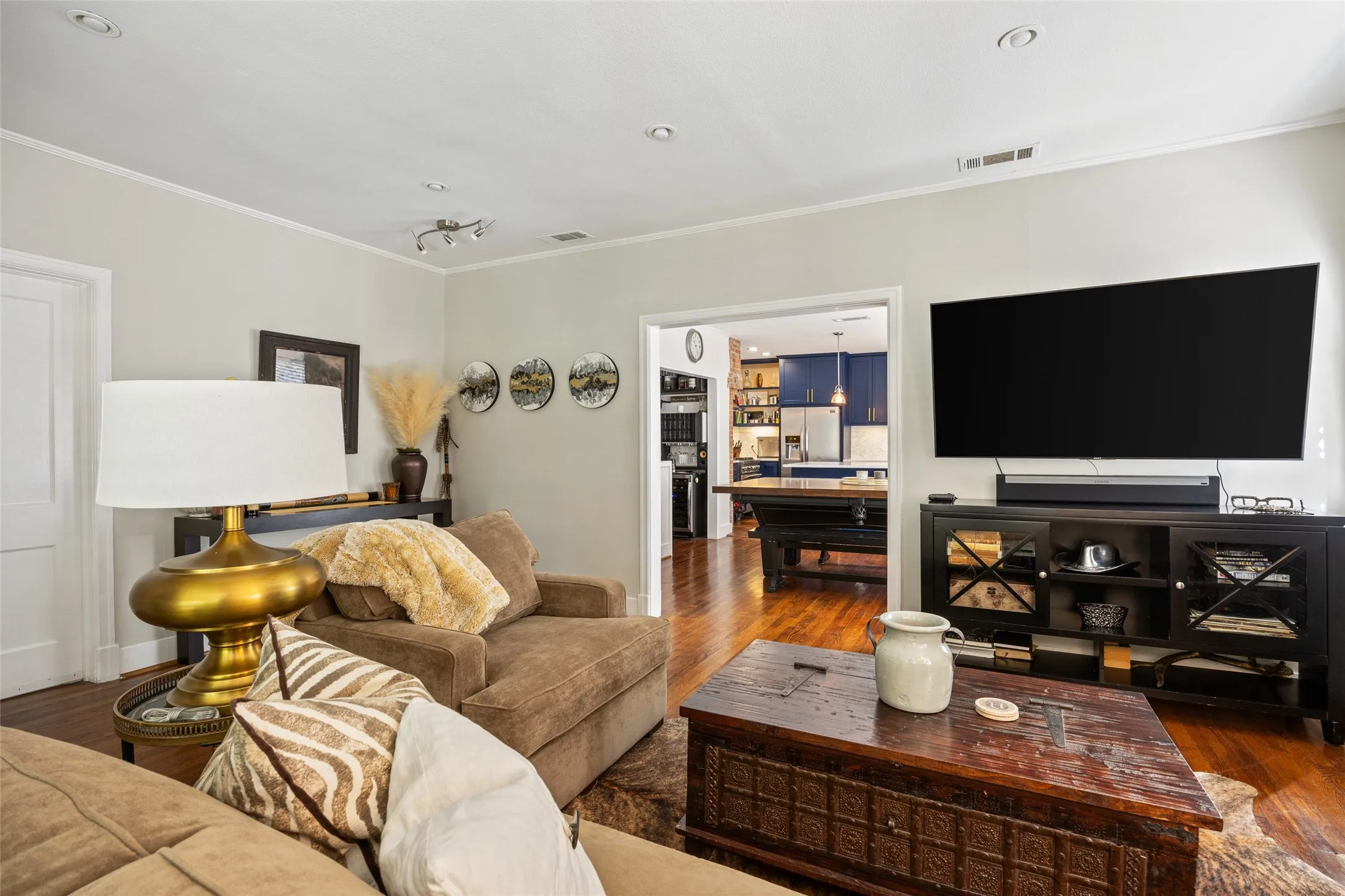 Single Family Residence For Sale in Dallas County , 5207 Mission Avenue, Dallas, Texas 75206, 2 Bedroom, 2 Bathroom, 2 Garage spaces, 1,547 Sqft, built in 1925, Price $829,000, mls#21314419, Real Estate Agent in Dallas, Homes For Sale in Dallas county, Homes For Sale in Dallas, Realtor in Dallas Texas, Real Estate Brokerage Independent Realty Texas, Luminita Cordes Realtor