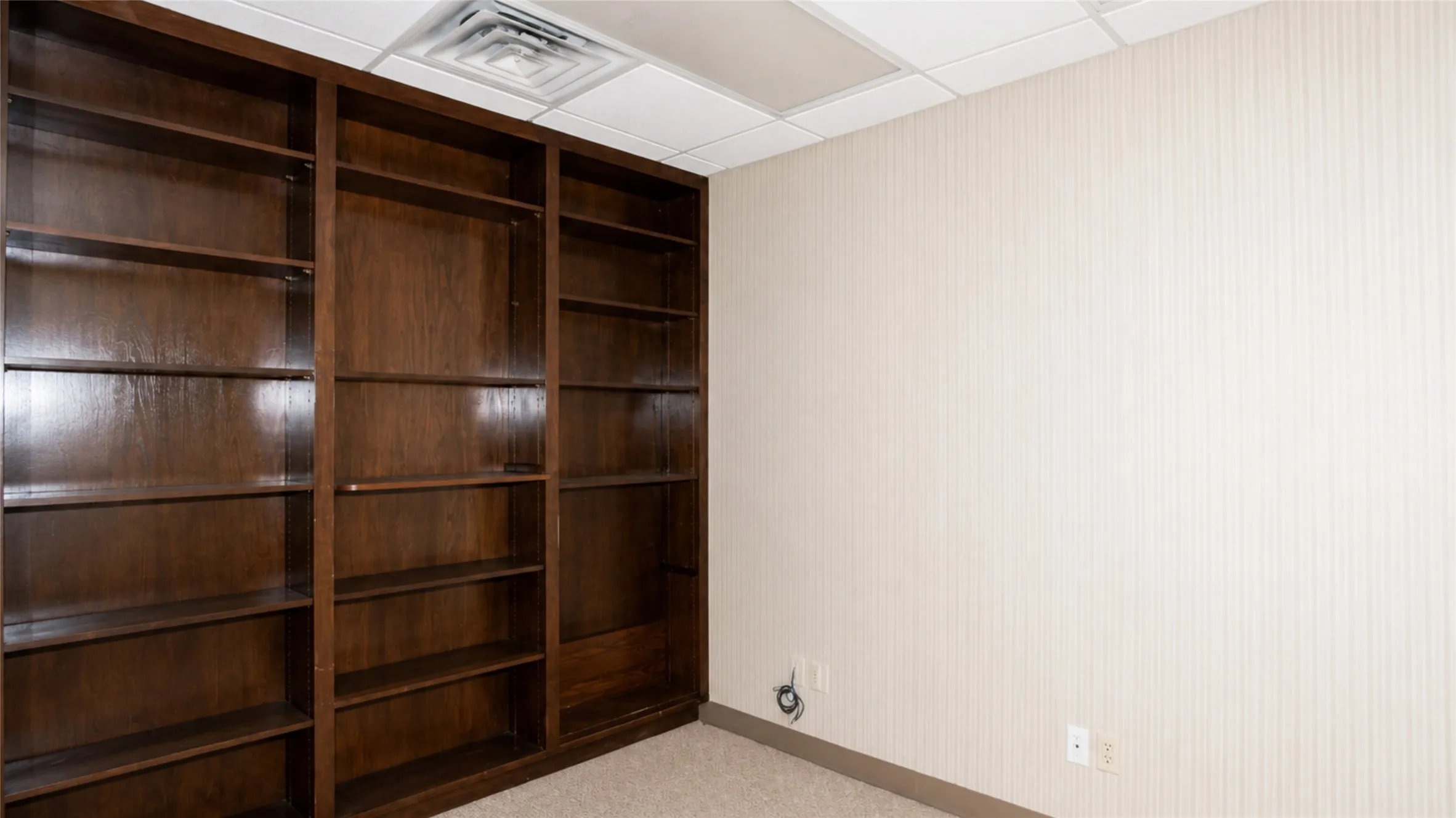Office For Rent in Dallas County , 4821 Saturn Road, Garland, Texas 75041, 0, 0, Garage spaces, 0 Sqft, built in 1986, Price $16, mls#21319892, Real Estate Agent in Garland, Homes For Rent in Dallas county, Homes For Rent in Garland, Realtor in Garland Texas, Real Estate Brokerage Independent Realty Texas, Luminita Cordes Realtor