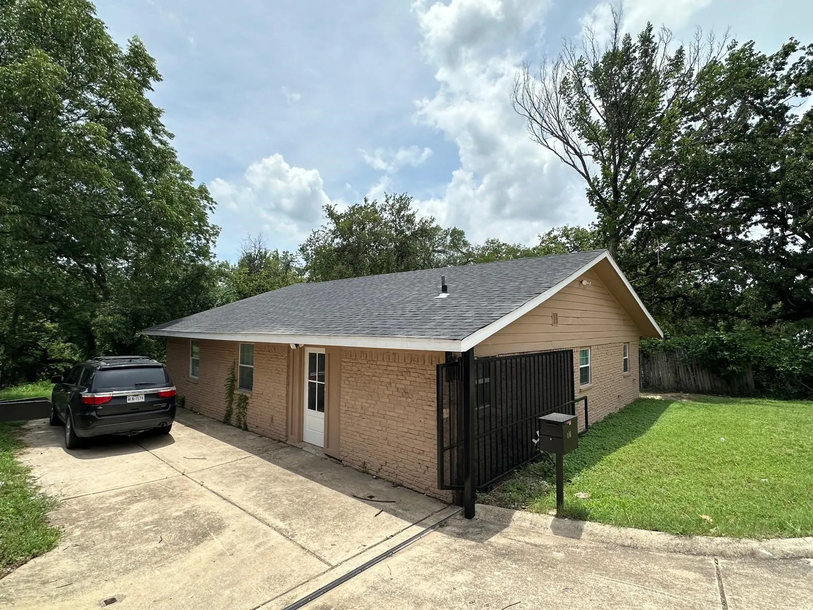 Single Family Residence For Sale in Dallas County , 400 E Shady Grove Road, Irving, Texas 75060, 3 Bedroom, 2 Bathroom, Garage spaces, 1,400 Sqft, built in 1965, mls#21320205, Real Estate Agent in Irving, Homes For Sale in Dallas county, Homes For Sale in Irving, Realtor in Irving Texas, Real Estate Brokerage Independent Realty Texas, Luminita Cordes Realtor