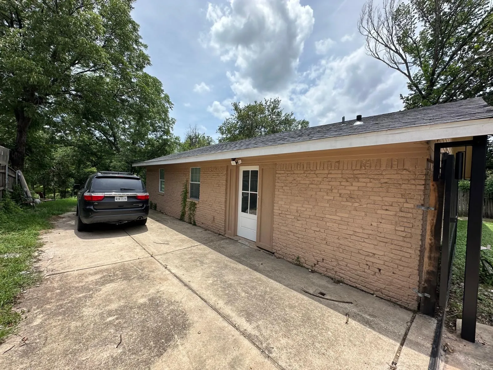 Single Family Residence For Sale in Dallas County , 400 E Shady Grove Road, Irving, Texas 75060, 3 Bedroom, 2 Bathroom, Garage spaces, 1,400 Sqft, built in 1965, mls#21320205, Real Estate Agent in Irving, Homes For Sale in Dallas county, Homes For Sale in Irving, Realtor in Irving Texas, Real Estate Brokerage Independent Realty Texas, Luminita Cordes Realtor