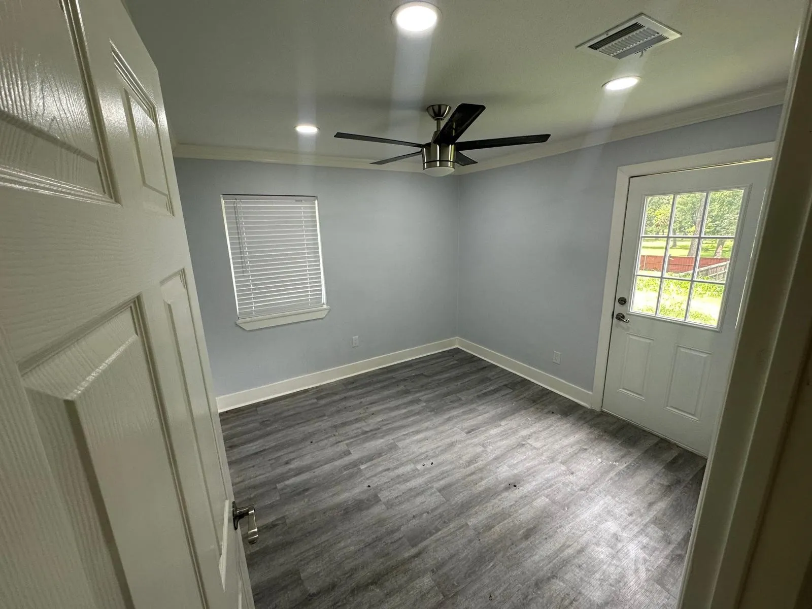 Single Family Residence For Sale in Dallas County , 400 E Shady Grove Road, Irving, Texas 75060, 3 Bedroom, 2 Bathroom, Garage spaces, 1,400 Sqft, built in 1965, mls#21320205, Real Estate Agent in Irving, Homes For Sale in Dallas county, Homes For Sale in Irving, Realtor in Irving Texas, Real Estate Brokerage Independent Realty Texas, Luminita Cordes Realtor