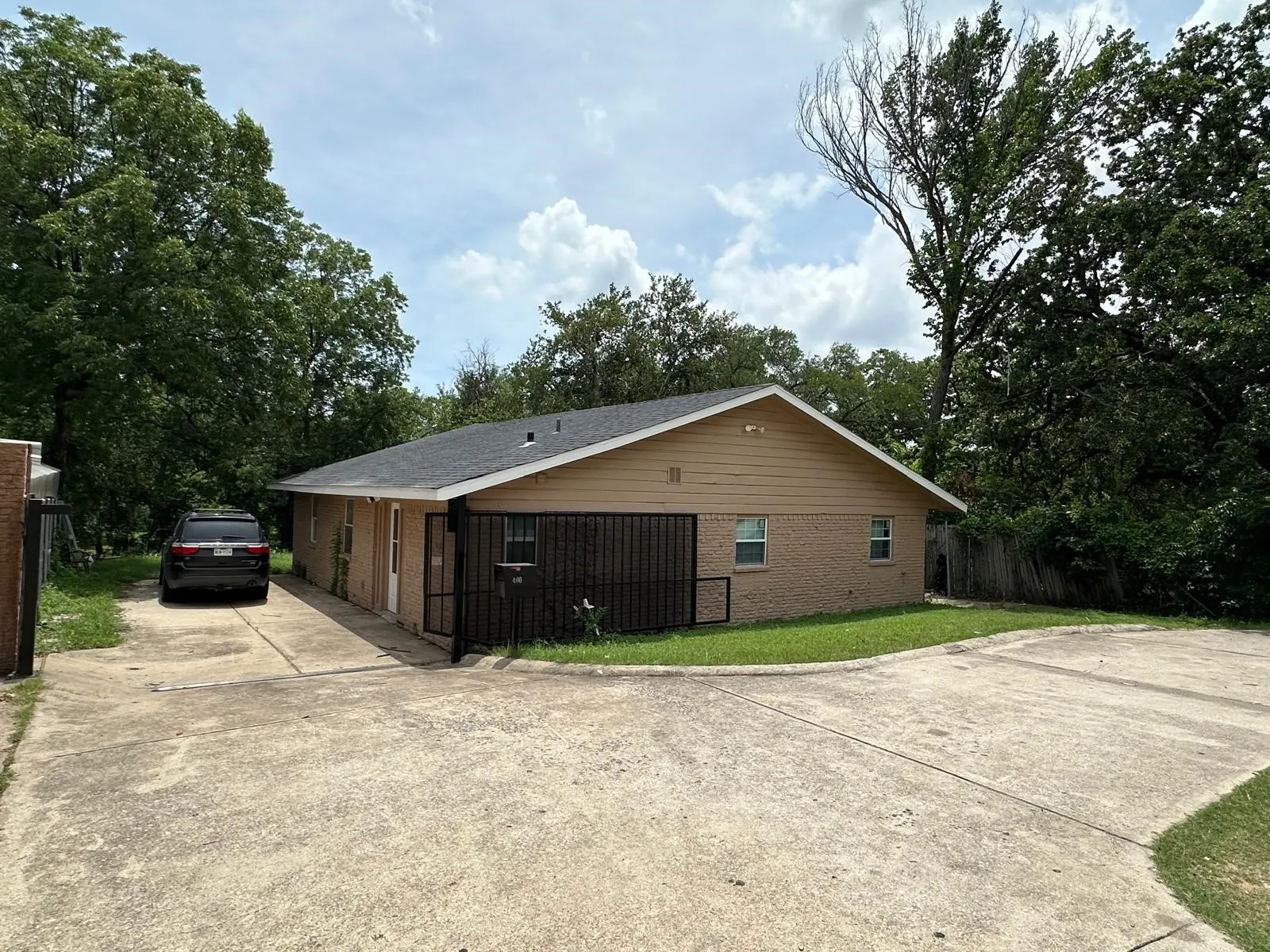 Single Family Residence For Sale in Dallas County , 400 E Shady Grove Road, Irving, Texas 75060, 3 Bedroom, 2 Bathroom, Garage spaces, 1,400 Sqft, built in 1965, mls#21320205, Real Estate Agent in Irving, Homes For Sale in Dallas county, Homes For Sale in Irving, Realtor in Irving Texas, Real Estate Brokerage Independent Realty Texas, Luminita Cordes Realtor