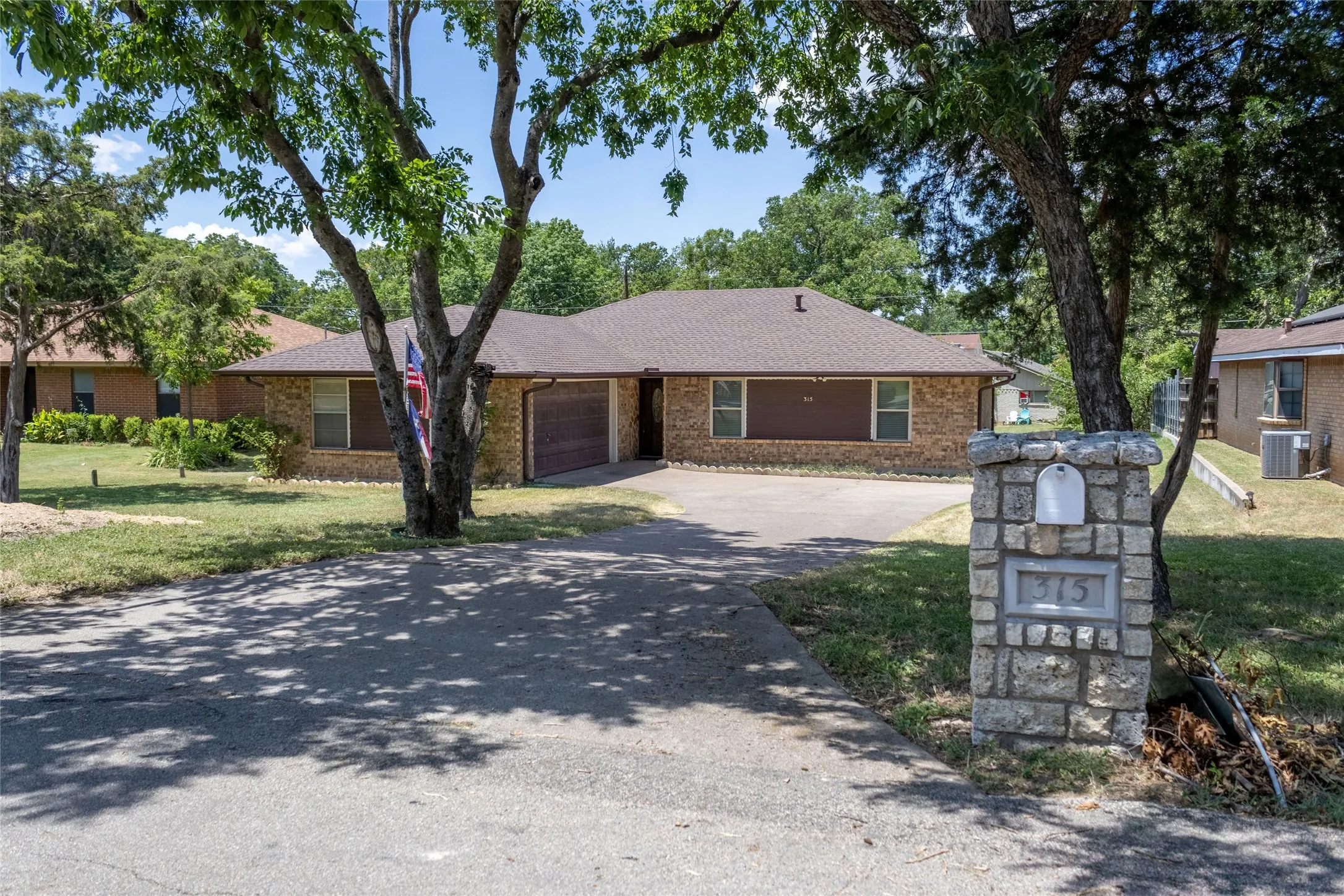 Single Family Residence For Sale in Dallas County , 315 Dow Ross Boulevard, Duncanville, Texas 75116, 3 Bedroom, 2 Bathroom, 2 Garage spaces, 1,538 Sqft, built in 1981, mls#21320216, Real Estate Agent in Duncanville, Homes For Sale in Dallas county, Homes For Sale in Duncanville, Realtor in Duncanville Texas, Real Estate Brokerage Independent Realty Texas, Luminita Cordes Realtor