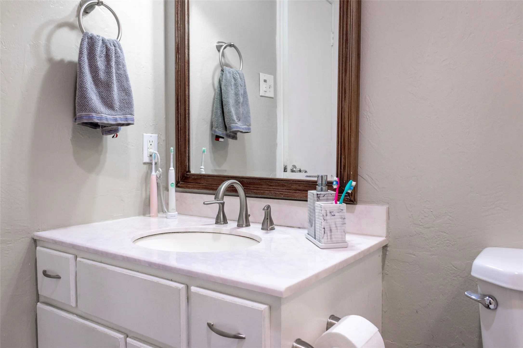 Single Family Residence For Sale in Dallas County , 315 Dow Ross Boulevard, Duncanville, Texas 75116, 3 Bedroom, 2 Bathroom, 2 Garage spaces, 1,538 Sqft, built in 1981, mls#21320216, Real Estate Agent in Duncanville, Homes For Sale in Dallas county, Homes For Sale in Duncanville, Realtor in Duncanville Texas, Real Estate Brokerage Independent Realty Texas, Luminita Cordes Realtor