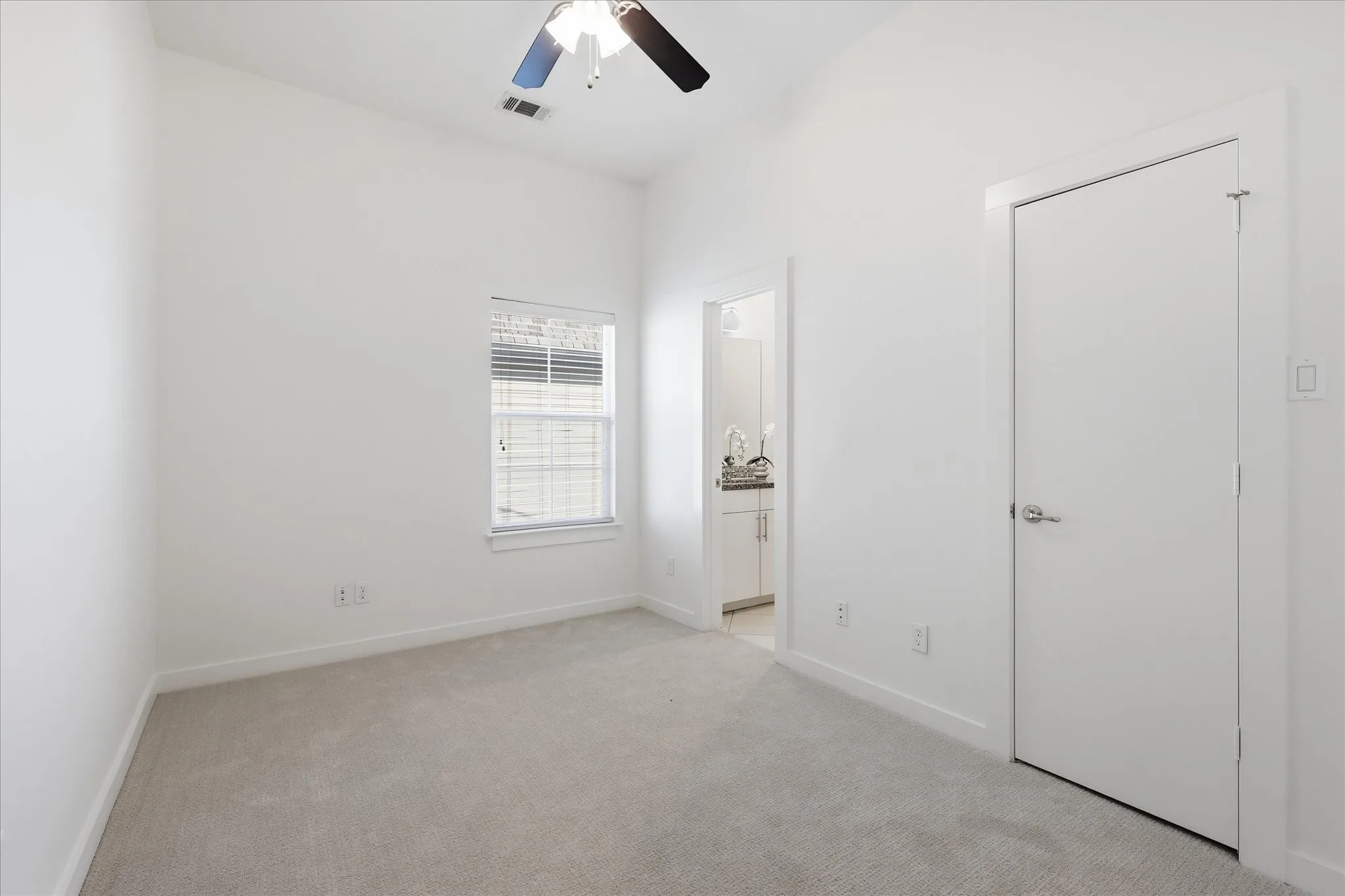Condominium For Sale in Dallas County , 3200 Ross Avenue 28, Dallas, Texas 75204, 3 Bedroom, 3 Bathroom, 2 Garage spaces, 2,042 Sqft, built in 2011, mls#21318489, Real Estate Agent in Dallas, Homes For Sale in Dallas county, Homes For Sale in Dallas, Realtor in Dallas Texas, Real Estate Brokerage Independent Realty Texas, Luminita Cordes Realtor