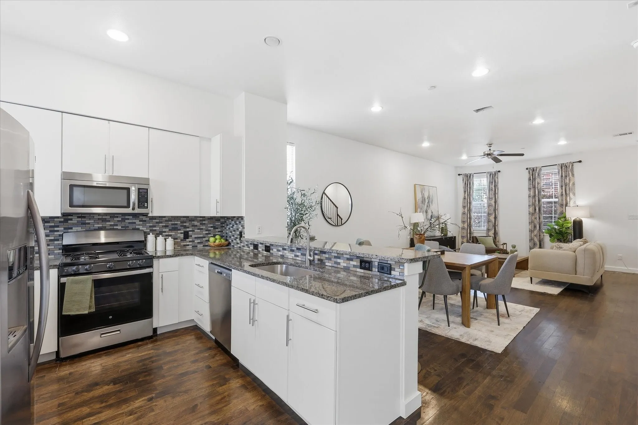 Condominium For Sale in Dallas County , 3200 Ross Avenue 28, Dallas, Texas 75204, 3 Bedroom, 3 Bathroom, 2 Garage spaces, 2,042 Sqft, built in 2011, mls#21318489, Real Estate Agent in Dallas, Homes For Sale in Dallas county, Homes For Sale in Dallas, Realtor in Dallas Texas, Real Estate Brokerage Independent Realty Texas, Luminita Cordes Realtor
