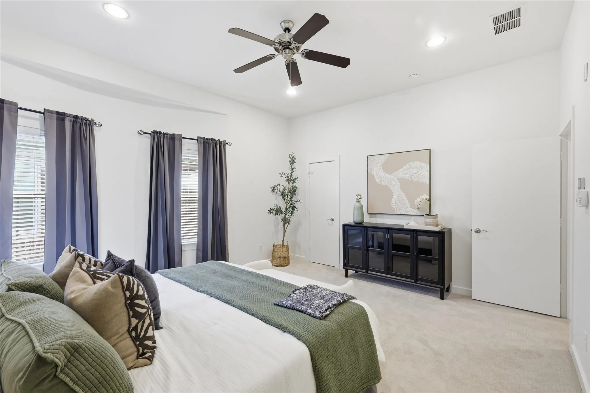 Condominium For Sale in Dallas County , 3200 Ross Avenue 28, Dallas, Texas 75204, 3 Bedroom, 3 Bathroom, 2 Garage spaces, 2,042 Sqft, built in 2011, mls#21318489, Real Estate Agent in Dallas, Homes For Sale in Dallas county, Homes For Sale in Dallas, Realtor in Dallas Texas, Real Estate Brokerage Independent Realty Texas, Luminita Cordes Realtor