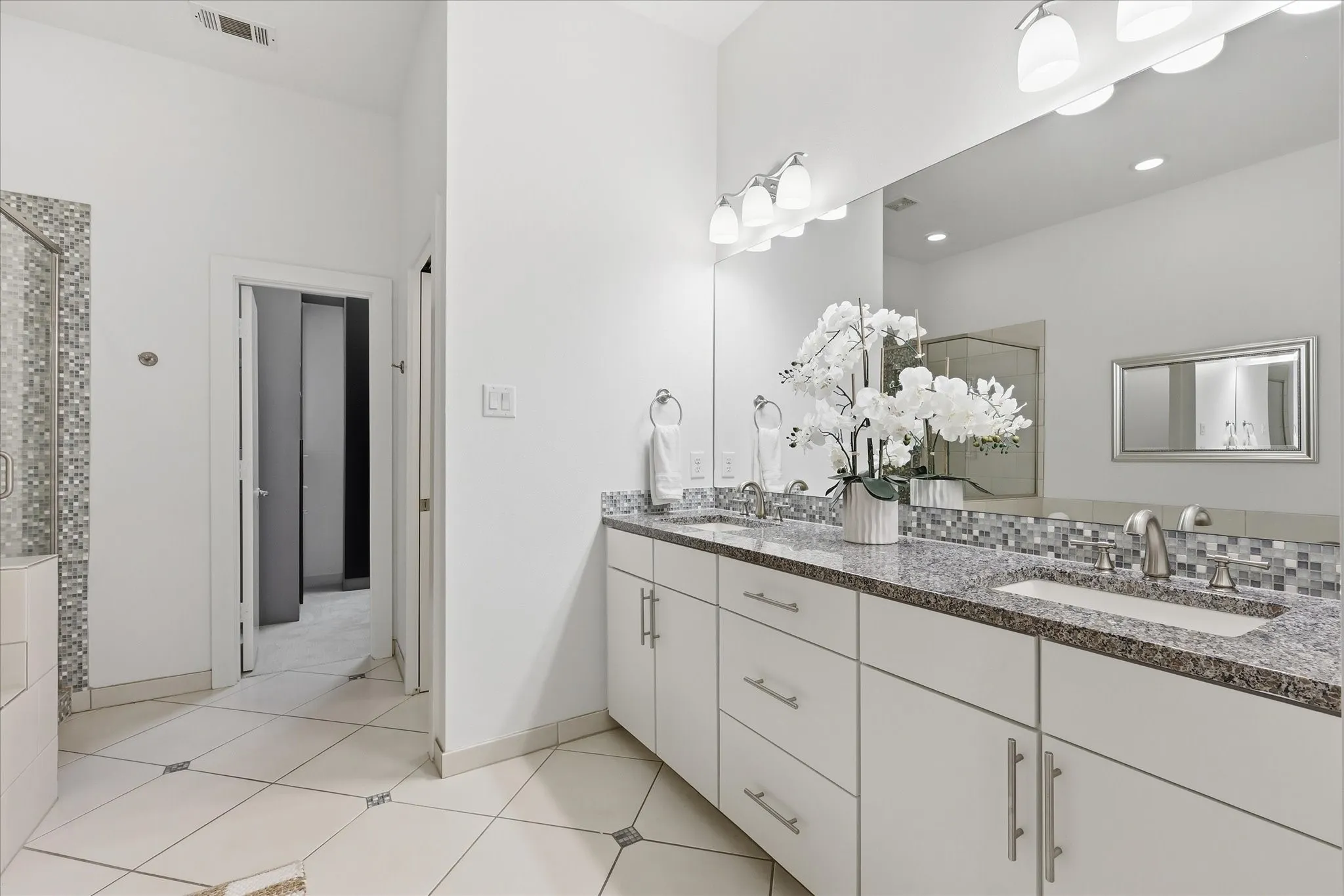 Condominium For Sale in Dallas County , 3200 Ross Avenue 28, Dallas, Texas 75204, 3 Bedroom, 3 Bathroom, 2 Garage spaces, 2,042 Sqft, built in 2011, mls#21318489, Real Estate Agent in Dallas, Homes For Sale in Dallas county, Homes For Sale in Dallas, Realtor in Dallas Texas, Real Estate Brokerage Independent Realty Texas, Luminita Cordes Realtor
