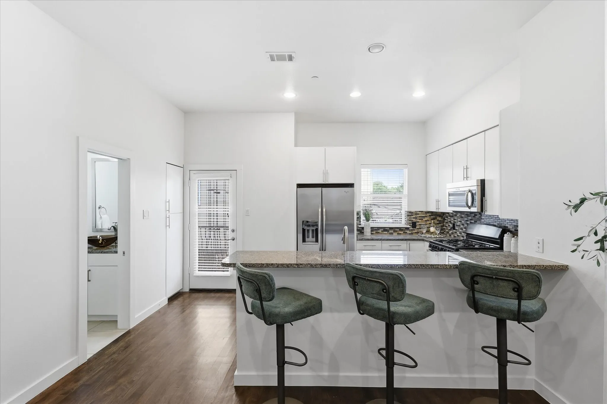 Condominium For Sale in Dallas County , 3200 Ross Avenue 28, Dallas, Texas 75204, 3 Bedroom, 3 Bathroom, 2 Garage spaces, 2,042 Sqft, built in 2011, mls#21318489, Real Estate Agent in Dallas, Homes For Sale in Dallas county, Homes For Sale in Dallas, Realtor in Dallas Texas, Real Estate Brokerage Independent Realty Texas, Luminita Cordes Realtor