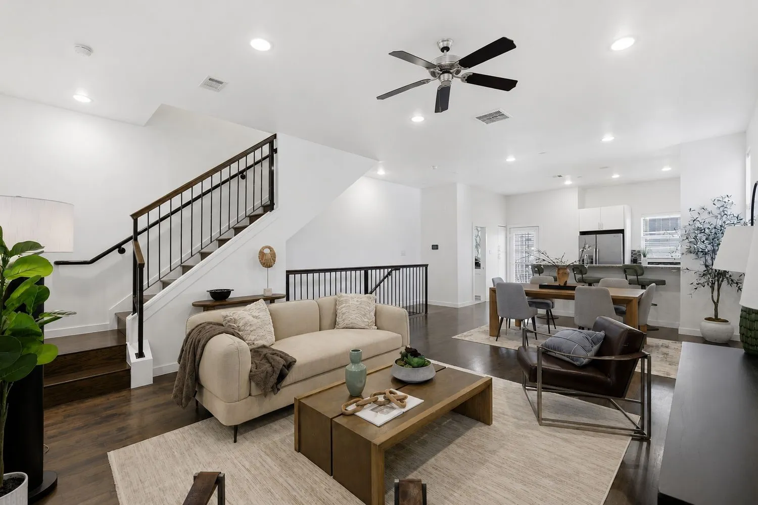 Condominium For Sale in Dallas County , 3200 Ross Avenue 28, Dallas, Texas 75204, 3 Bedroom, 3 Bathroom, 2 Garage spaces, 2,042 Sqft, built in 2011, mls#21318489, Real Estate Agent in Dallas, Homes For Sale in Dallas county, Homes For Sale in Dallas, Realtor in Dallas Texas, Real Estate Brokerage Independent Realty Texas, Luminita Cordes Realtor