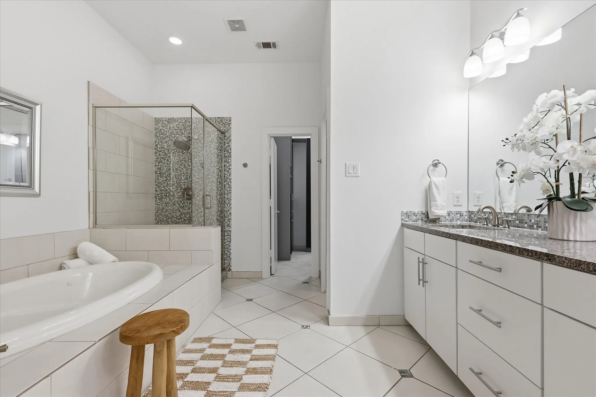 Condominium For Sale in Dallas County , 3200 Ross Avenue 28, Dallas, Texas 75204, 3 Bedroom, 3 Bathroom, 2 Garage spaces, 2,042 Sqft, built in 2011, mls#21318489, Real Estate Agent in Dallas, Homes For Sale in Dallas county, Homes For Sale in Dallas, Realtor in Dallas Texas, Real Estate Brokerage Independent Realty Texas, Luminita Cordes Realtor