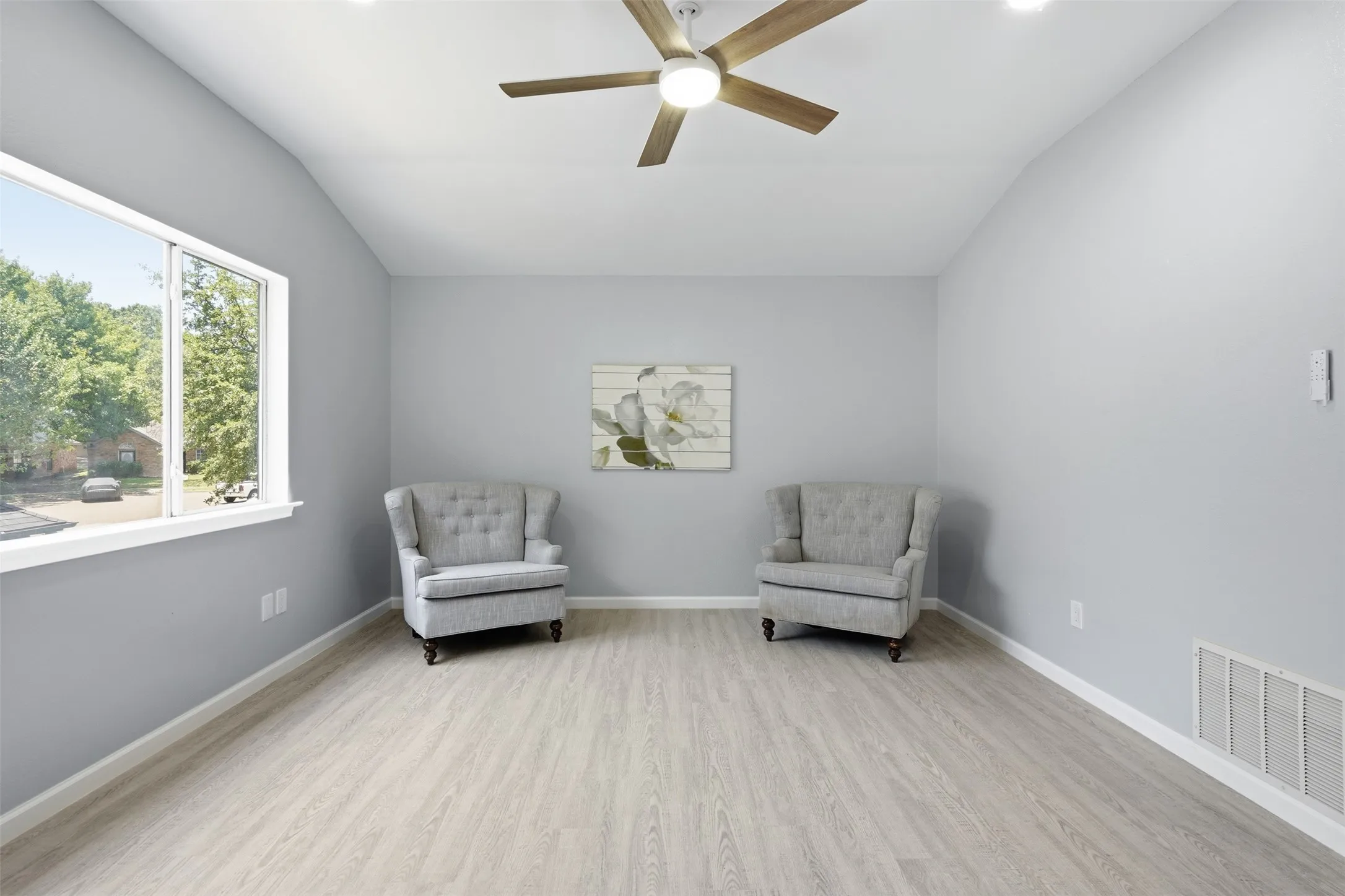 Single Family Residence For Sale in Dallas County , 1530 Allen Drive, Cedar Hill, Texas 75104, 3 Bedroom, 3 Bathroom, 2 Garage spaces, 1,563 Sqft, built in 1986, mls#21319191, Real Estate Agent in Cedar Hill, Homes For Sale in Dallas county, Homes For Sale in Cedar Hill, Realtor in Cedar Hill Texas, Real Estate Brokerage Independent Realty Texas, Luminita Cordes Realtor