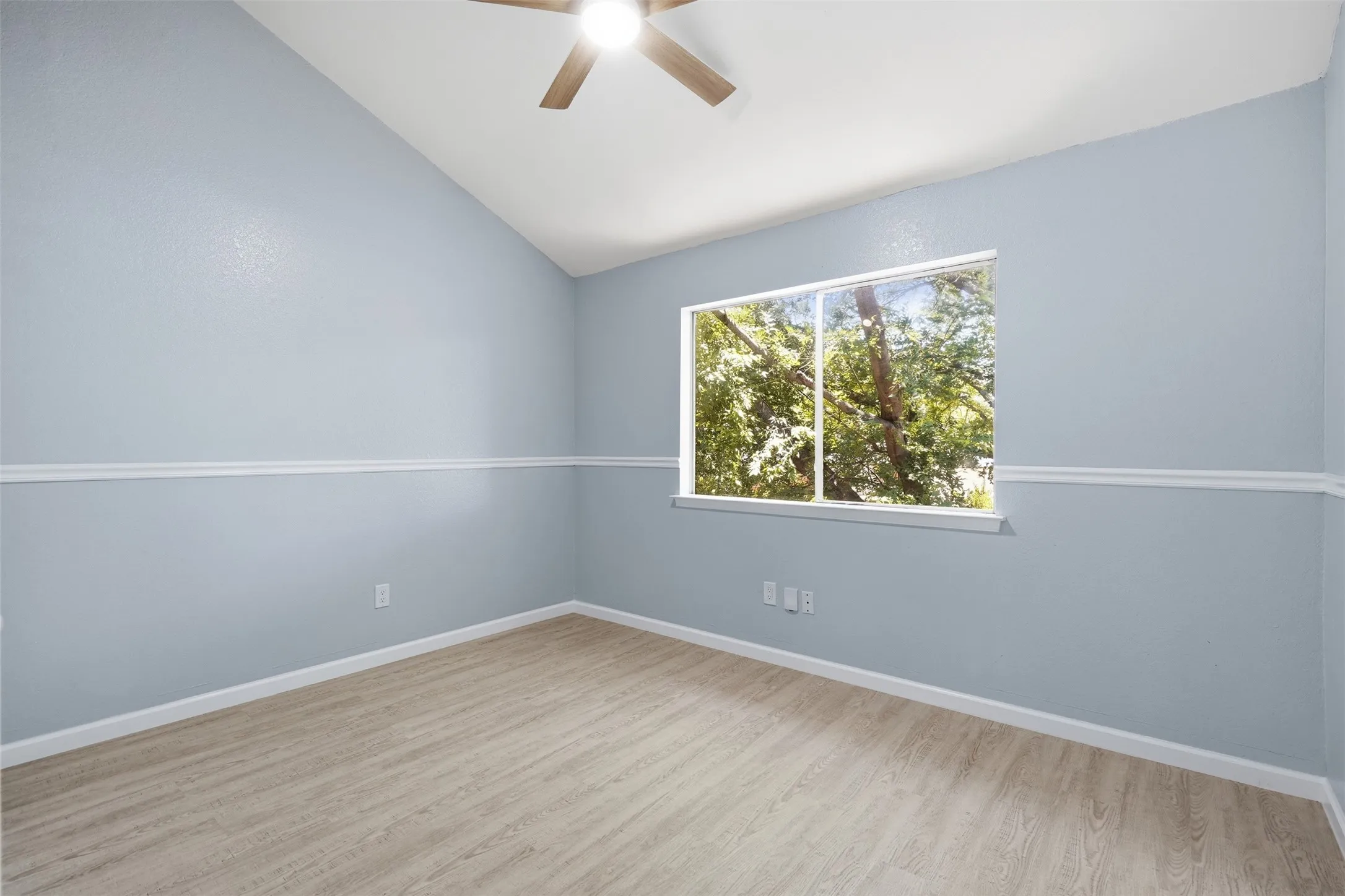 Single Family Residence For Sale in Dallas County , 1530 Allen Drive, Cedar Hill, Texas 75104, 3 Bedroom, 3 Bathroom, 2 Garage spaces, 1,563 Sqft, built in 1986, mls#21319191, Real Estate Agent in Cedar Hill, Homes For Sale in Dallas county, Homes For Sale in Cedar Hill, Realtor in Cedar Hill Texas, Real Estate Brokerage Independent Realty Texas, Luminita Cordes Realtor