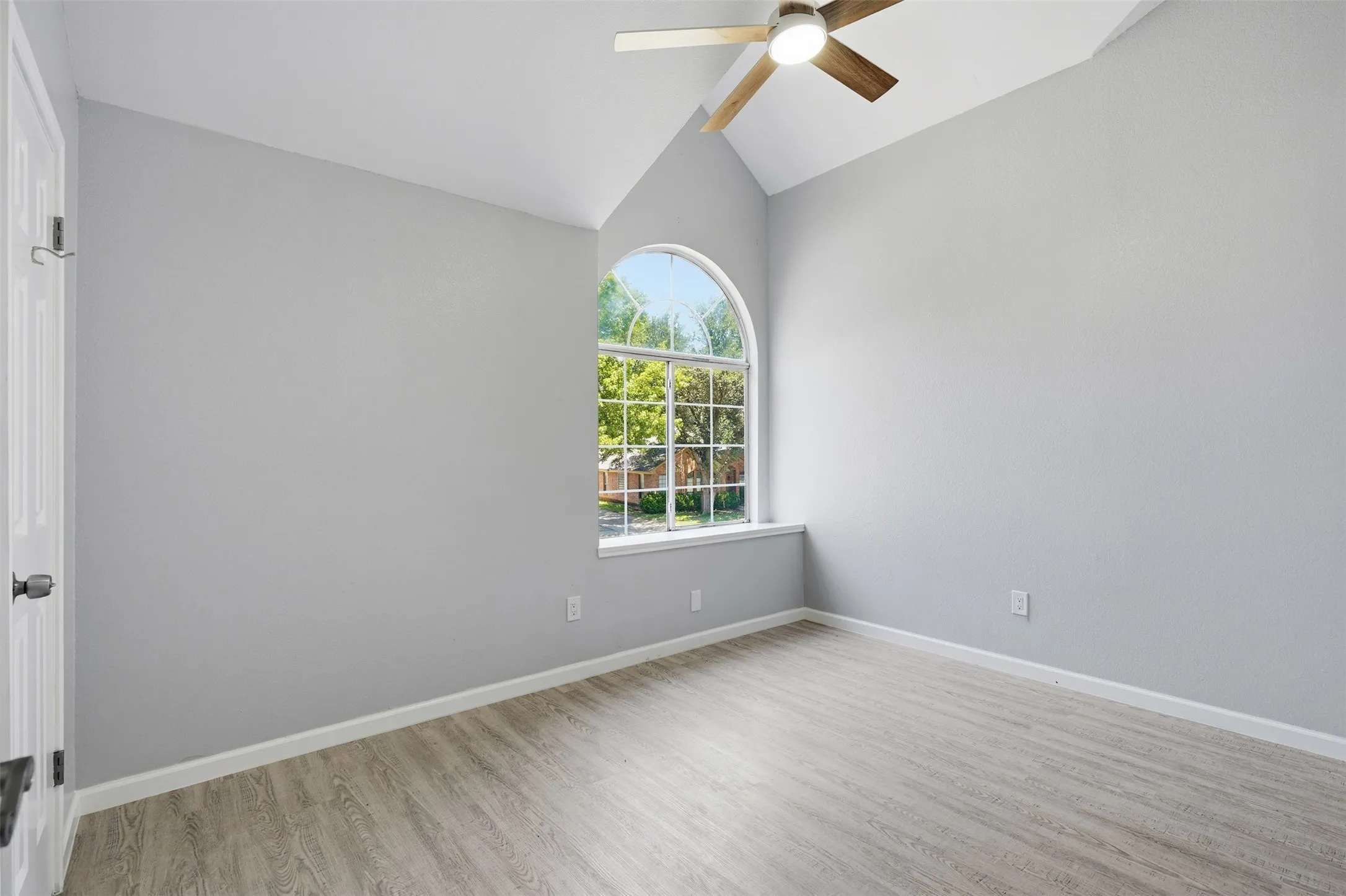 Single Family Residence For Sale in Dallas County , 1530 Allen Drive, Cedar Hill, Texas 75104, 3 Bedroom, 3 Bathroom, 2 Garage spaces, 1,563 Sqft, built in 1986, mls#21319191, Real Estate Agent in Cedar Hill, Homes For Sale in Dallas county, Homes For Sale in Cedar Hill, Realtor in Cedar Hill Texas, Real Estate Brokerage Independent Realty Texas, Luminita Cordes Realtor