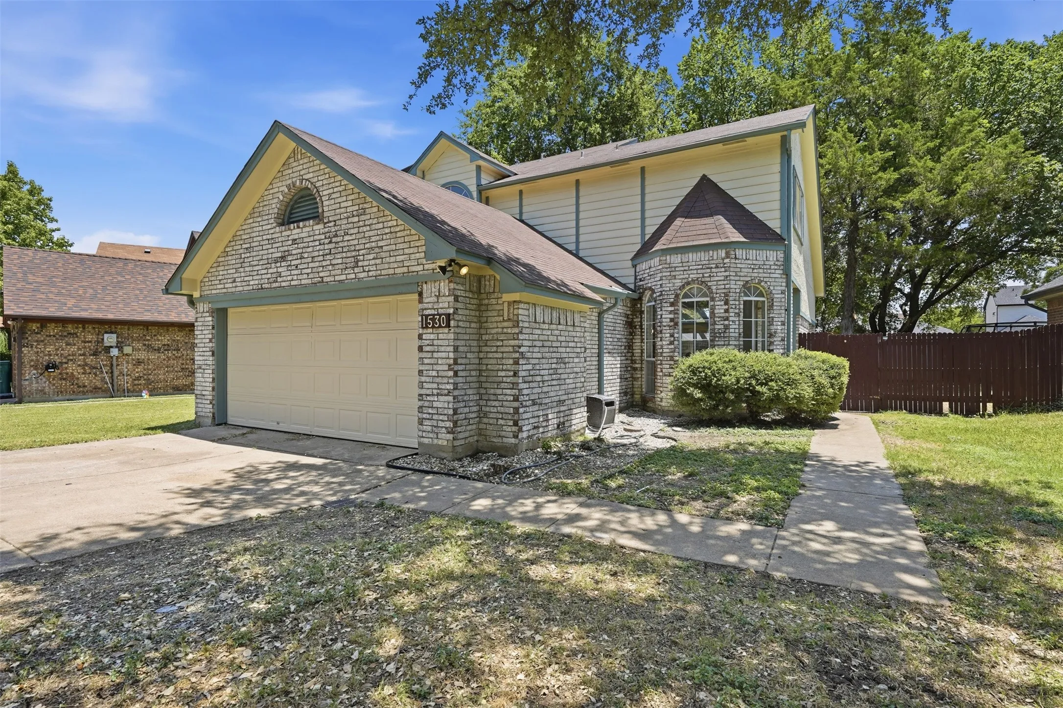 Single Family Residence For Sale in Dallas County , 1530 Allen Drive, Cedar Hill, Texas 75104, 3 Bedroom, 3 Bathroom, 2 Garage spaces, 1,563 Sqft, built in 1986, mls#21319191, Real Estate Agent in Cedar Hill, Homes For Sale in Dallas county, Homes For Sale in Cedar Hill, Realtor in Cedar Hill Texas, Real Estate Brokerage Independent Realty Texas, Luminita Cordes Realtor