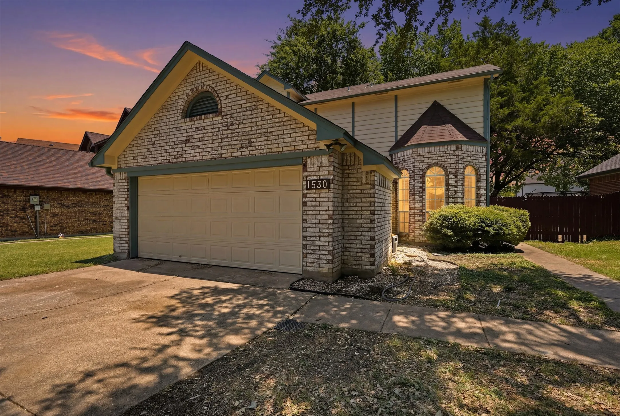 Single Family Residence For Sale in Dallas County , 1530 Allen Drive, Cedar Hill, Texas 75104, 3 Bedroom, 3 Bathroom, 2 Garage spaces, 1,563 Sqft, built in 1986, mls#21319191, Real Estate Agent in Cedar Hill, Homes For Sale in Dallas county, Homes For Sale in Cedar Hill, Realtor in Cedar Hill Texas, Real Estate Brokerage Independent Realty Texas, Luminita Cordes Realtor