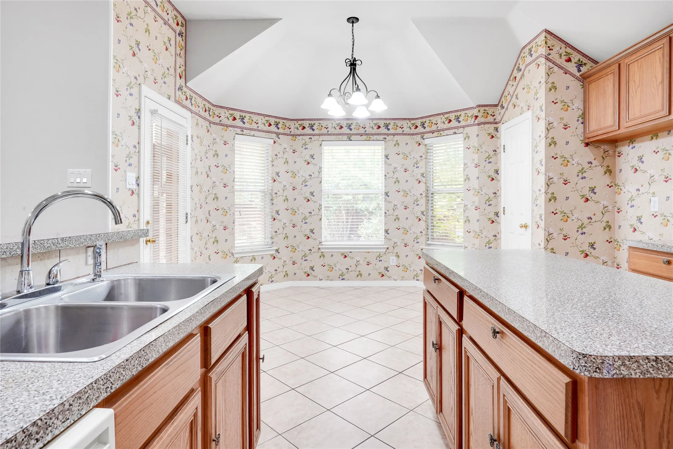 Single Family Residence For Sale in Tarrant County , 3401 Ledbetter Court, Arlington, Texas 76001, 4 Bedroom, 2 Bathroom, 2 Garage spaces, 2,224 Sqft, built in 2003, mls#21316727, Real Estate Agent in Arlington, Homes For Sale in Tarrant county, Homes For Sale in Arlington, Realtor in Arlington Texas, Real Estate Brokerage Independent Realty Texas, Luminita Cordes Realtor