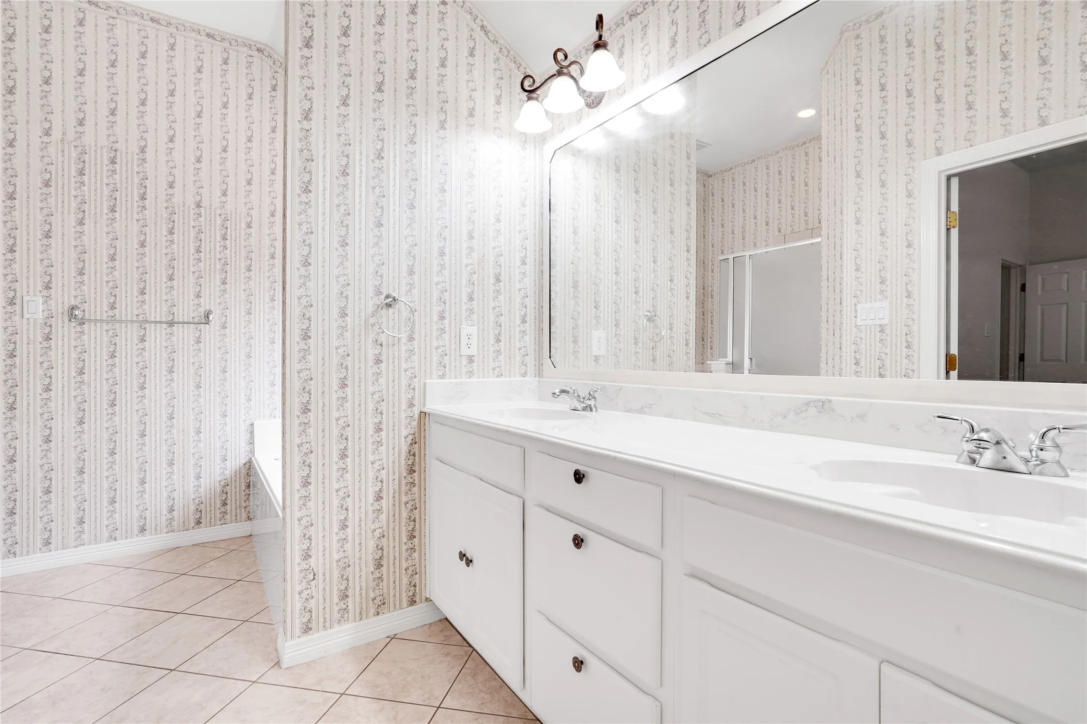 Single Family Residence For Sale in Tarrant County , 3401 Ledbetter Court, Arlington, Texas 76001, 4 Bedroom, 2 Bathroom, 2 Garage spaces, 2,224 Sqft, built in 2003, mls#21316727, Real Estate Agent in Arlington, Homes For Sale in Tarrant county, Homes For Sale in Arlington, Realtor in Arlington Texas, Real Estate Brokerage Independent Realty Texas, Luminita Cordes Realtor