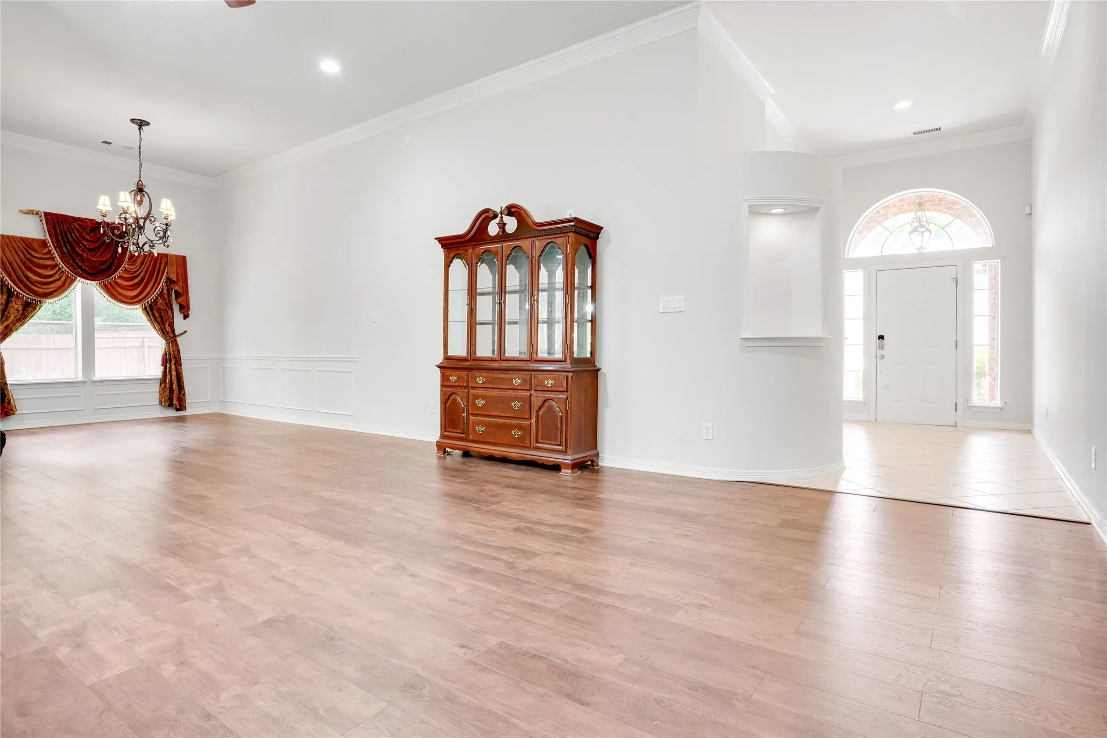Single Family Residence For Sale in Tarrant County , 3401 Ledbetter Court, Arlington, Texas 76001, 4 Bedroom, 2 Bathroom, 2 Garage spaces, 2,224 Sqft, built in 2003, mls#21316727, Real Estate Agent in Arlington, Homes For Sale in Tarrant county, Homes For Sale in Arlington, Realtor in Arlington Texas, Real Estate Brokerage Independent Realty Texas, Luminita Cordes Realtor