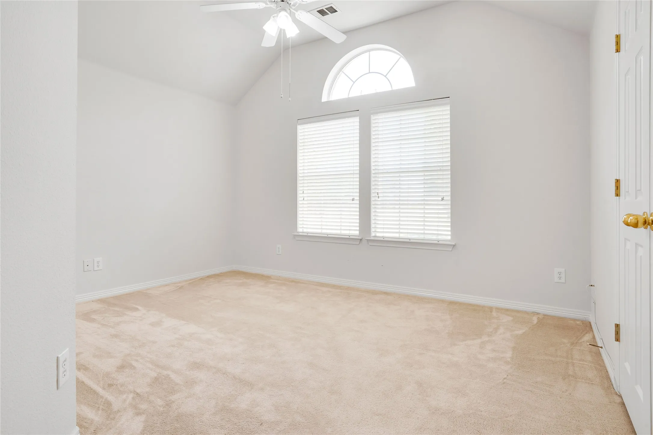 Single Family Residence For Sale in Tarrant County , 3401 Ledbetter Court, Arlington, Texas 76001, 4 Bedroom, 2 Bathroom, 2 Garage spaces, 2,224 Sqft, built in 2003, mls#21316727, Real Estate Agent in Arlington, Homes For Sale in Tarrant county, Homes For Sale in Arlington, Realtor in Arlington Texas, Real Estate Brokerage Independent Realty Texas, Luminita Cordes Realtor