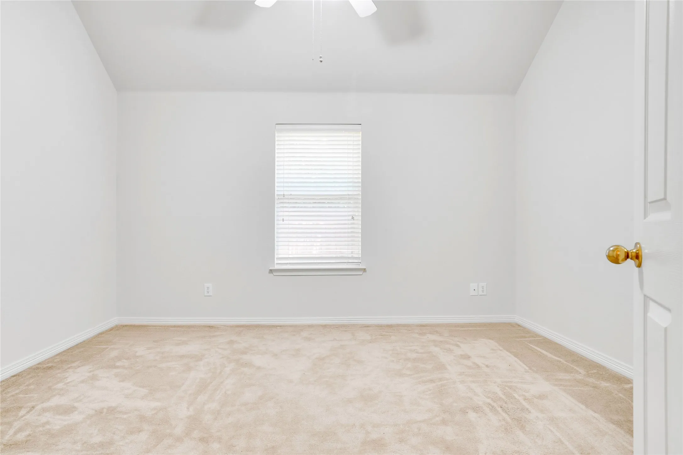 Single Family Residence For Sale in Tarrant County , 3401 Ledbetter Court, Arlington, Texas 76001, 4 Bedroom, 2 Bathroom, 2 Garage spaces, 2,224 Sqft, built in 2003, mls#21316727, Real Estate Agent in Arlington, Homes For Sale in Tarrant county, Homes For Sale in Arlington, Realtor in Arlington Texas, Real Estate Brokerage Independent Realty Texas, Luminita Cordes Realtor