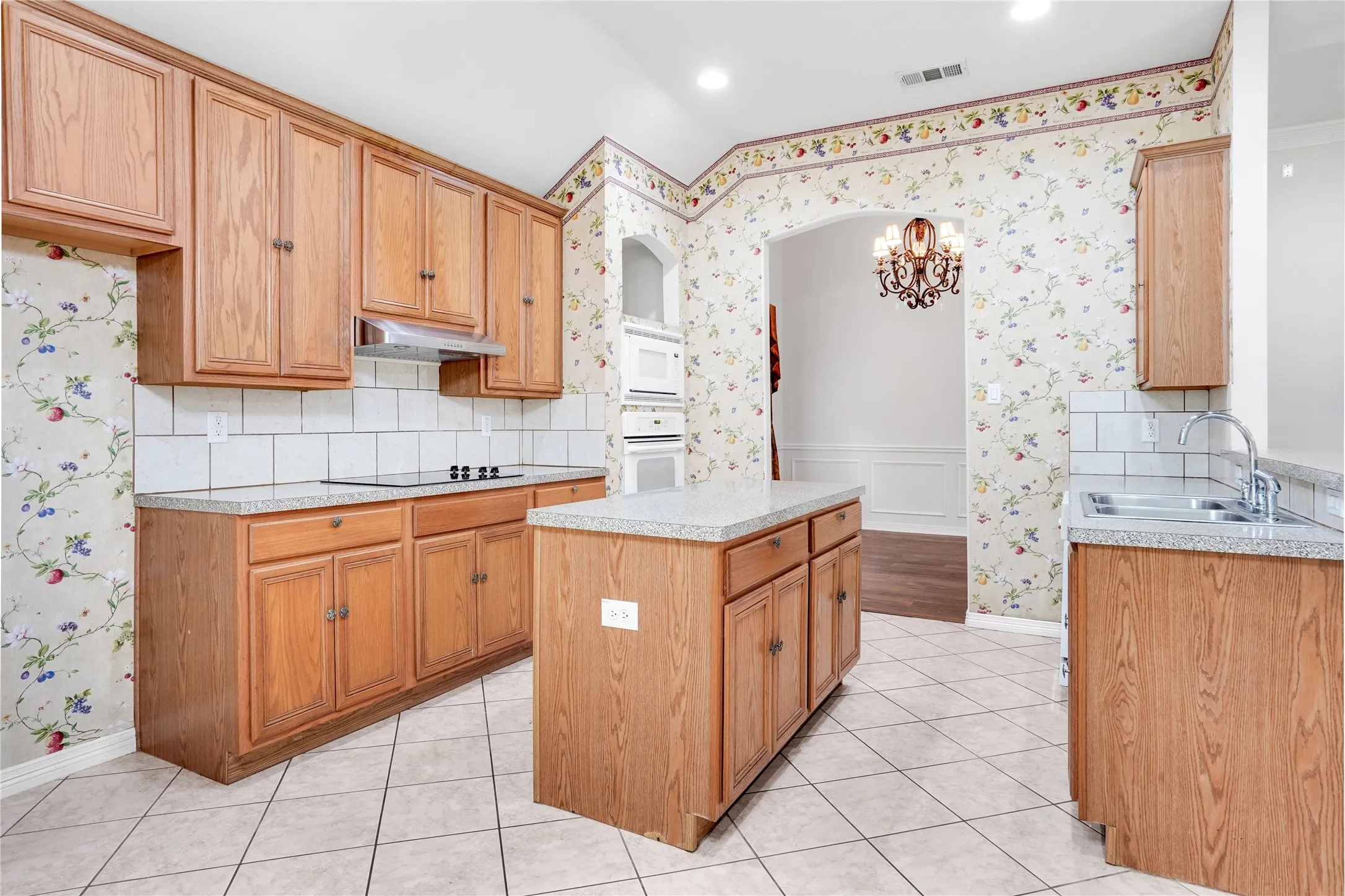 Single Family Residence For Sale in Tarrant County , 3401 Ledbetter Court, Arlington, Texas 76001, 4 Bedroom, 2 Bathroom, 2 Garage spaces, 2,224 Sqft, built in 2003, mls#21316727, Real Estate Agent in Arlington, Homes For Sale in Tarrant county, Homes For Sale in Arlington, Realtor in Arlington Texas, Real Estate Brokerage Independent Realty Texas, Luminita Cordes Realtor