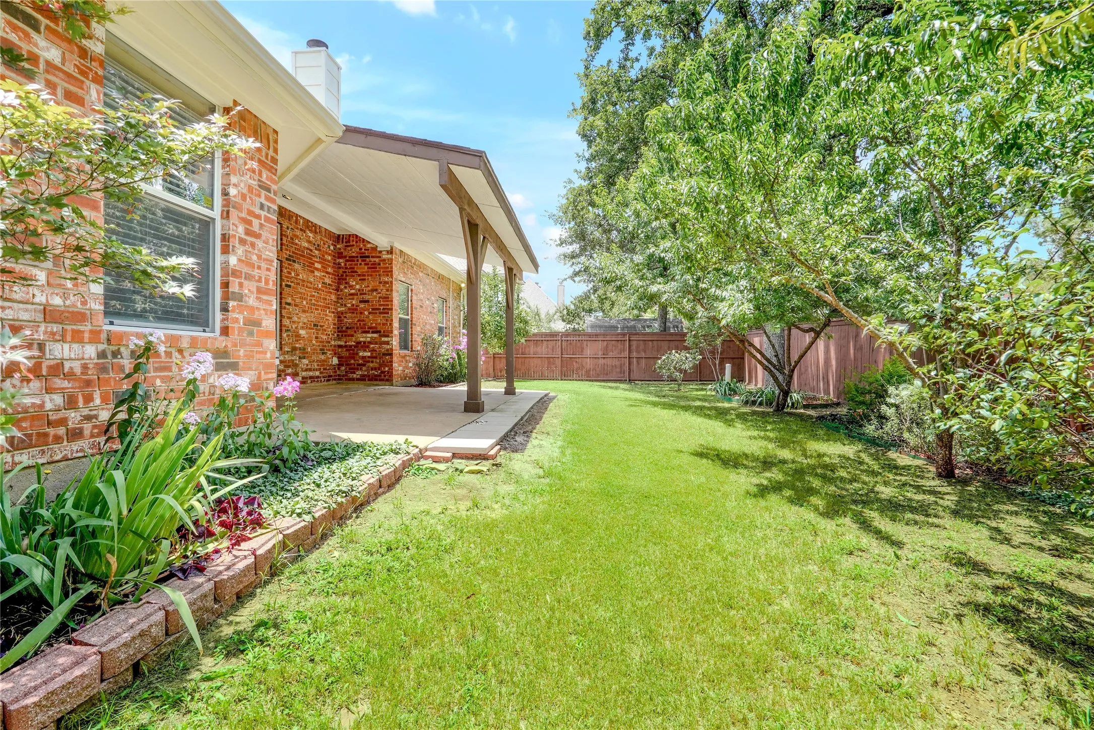 Single Family Residence For Sale in Tarrant County , 3401 Ledbetter Court, Arlington, Texas 76001, 4 Bedroom, 2 Bathroom, 2 Garage spaces, 2,224 Sqft, built in 2003, mls#21316727, Real Estate Agent in Arlington, Homes For Sale in Tarrant county, Homes For Sale in Arlington, Realtor in Arlington Texas, Real Estate Brokerage Independent Realty Texas, Luminita Cordes Realtor