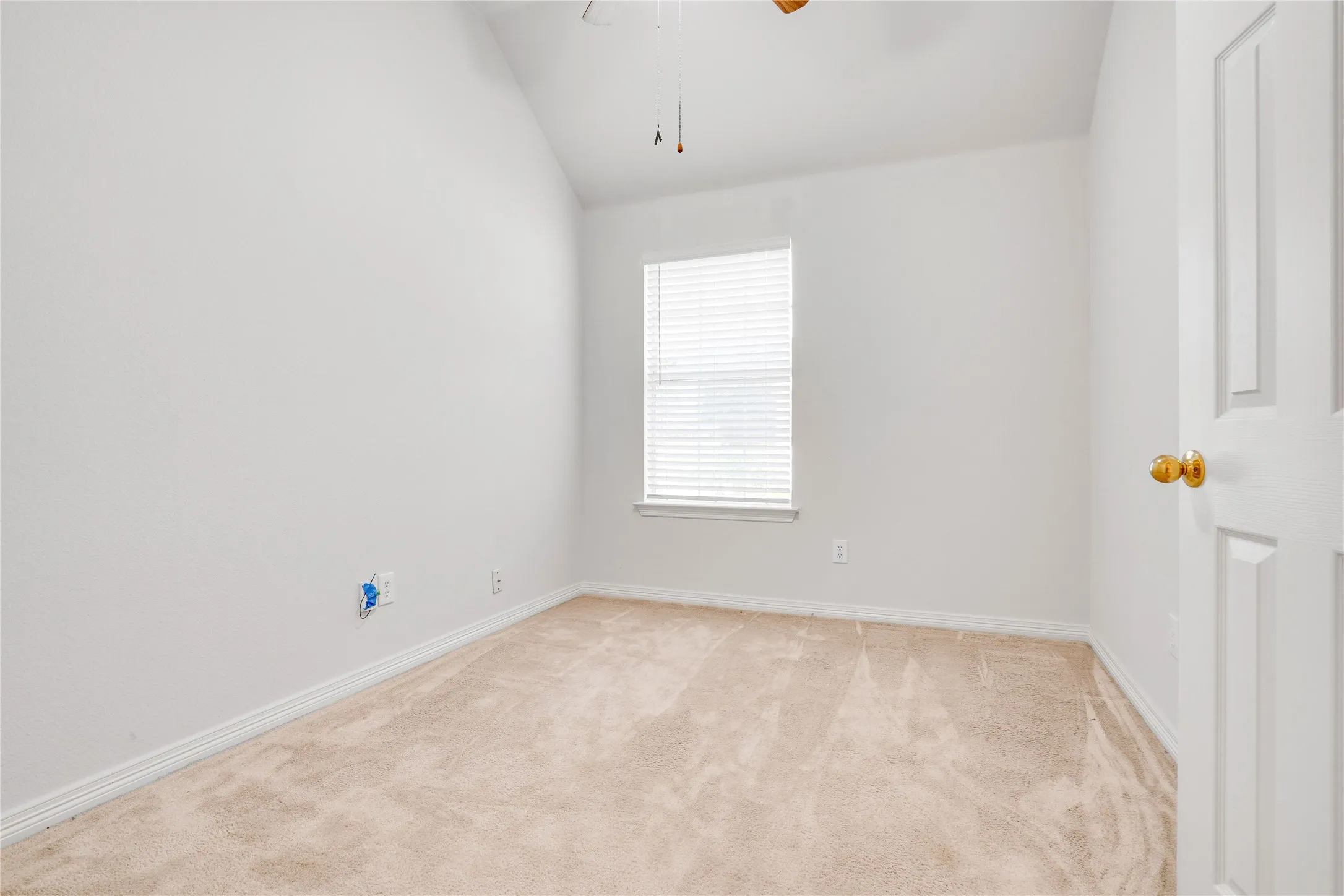 Single Family Residence For Sale in Tarrant County , 3401 Ledbetter Court, Arlington, Texas 76001, 4 Bedroom, 2 Bathroom, 2 Garage spaces, 2,224 Sqft, built in 2003, mls#21316727, Real Estate Agent in Arlington, Homes For Sale in Tarrant county, Homes For Sale in Arlington, Realtor in Arlington Texas, Real Estate Brokerage Independent Realty Texas, Luminita Cordes Realtor