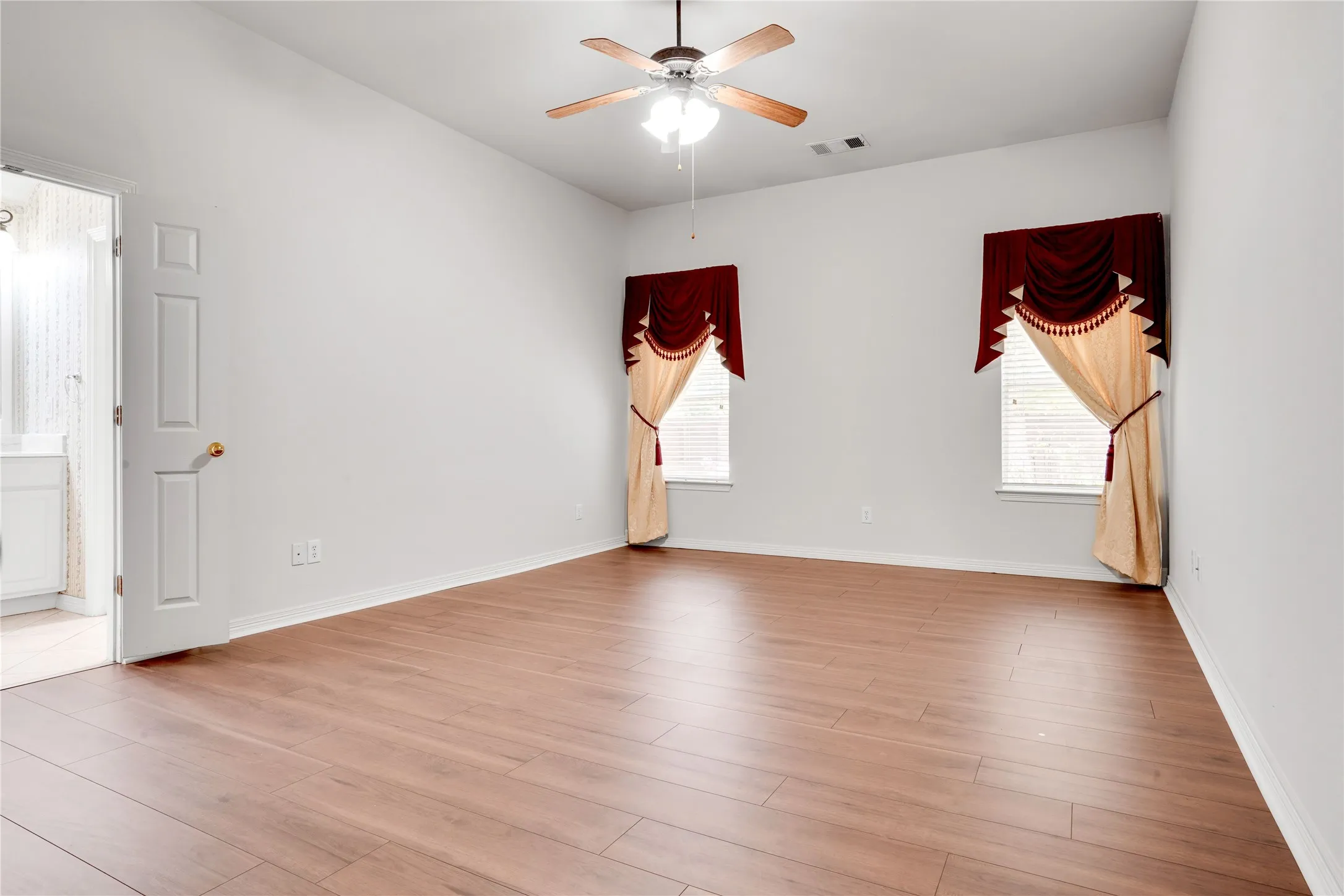 Single Family Residence For Sale in Tarrant County , 3401 Ledbetter Court, Arlington, Texas 76001, 4 Bedroom, 2 Bathroom, 2 Garage spaces, 2,224 Sqft, built in 2003, mls#21316727, Real Estate Agent in Arlington, Homes For Sale in Tarrant county, Homes For Sale in Arlington, Realtor in Arlington Texas, Real Estate Brokerage Independent Realty Texas, Luminita Cordes Realtor