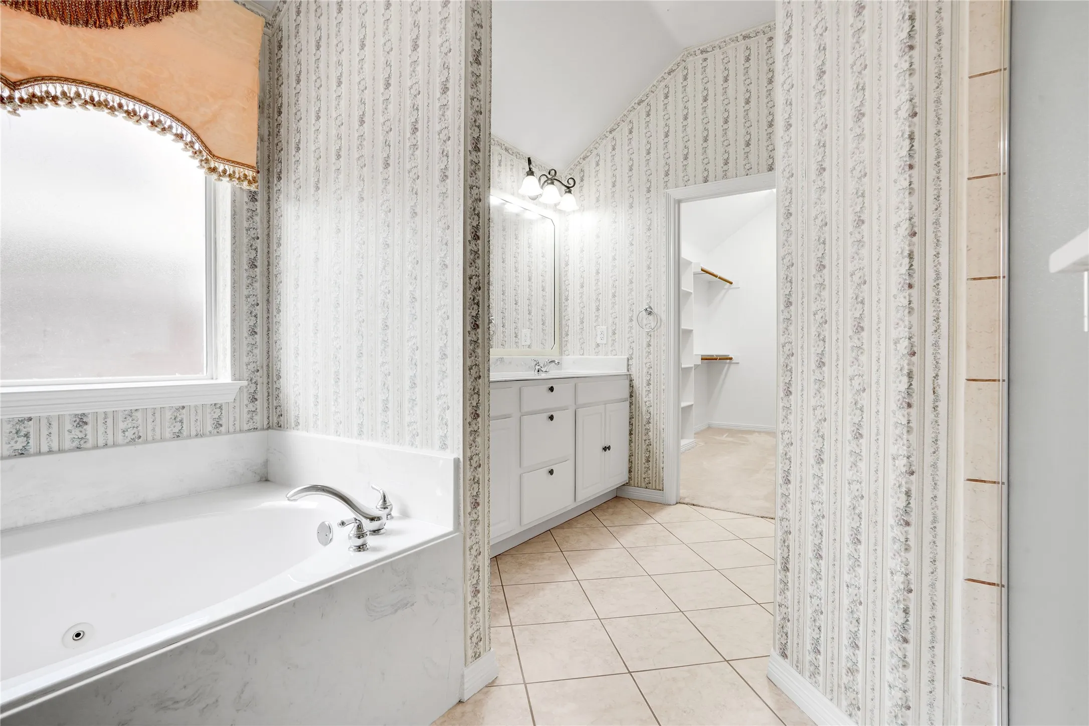 Single Family Residence For Sale in Tarrant County , 3401 Ledbetter Court, Arlington, Texas 76001, 4 Bedroom, 2 Bathroom, 2 Garage spaces, 2,224 Sqft, built in 2003, mls#21316727, Real Estate Agent in Arlington, Homes For Sale in Tarrant county, Homes For Sale in Arlington, Realtor in Arlington Texas, Real Estate Brokerage Independent Realty Texas, Luminita Cordes Realtor