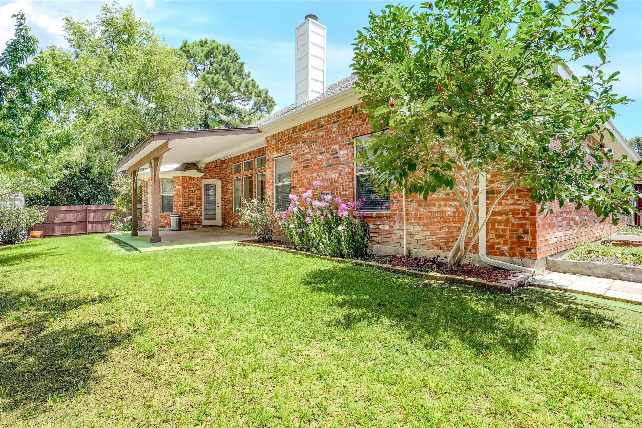 Single Family Residence For Sale in Tarrant County , 3401 Ledbetter Court, Arlington, Texas 76001, 4 Bedroom, 2 Bathroom, 2 Garage spaces, 2,224 Sqft, built in 2003, mls#21316727, Real Estate Agent in Arlington, Homes For Sale in Tarrant county, Homes For Sale in Arlington, Realtor in Arlington Texas, Real Estate Brokerage Independent Realty Texas, Luminita Cordes Realtor