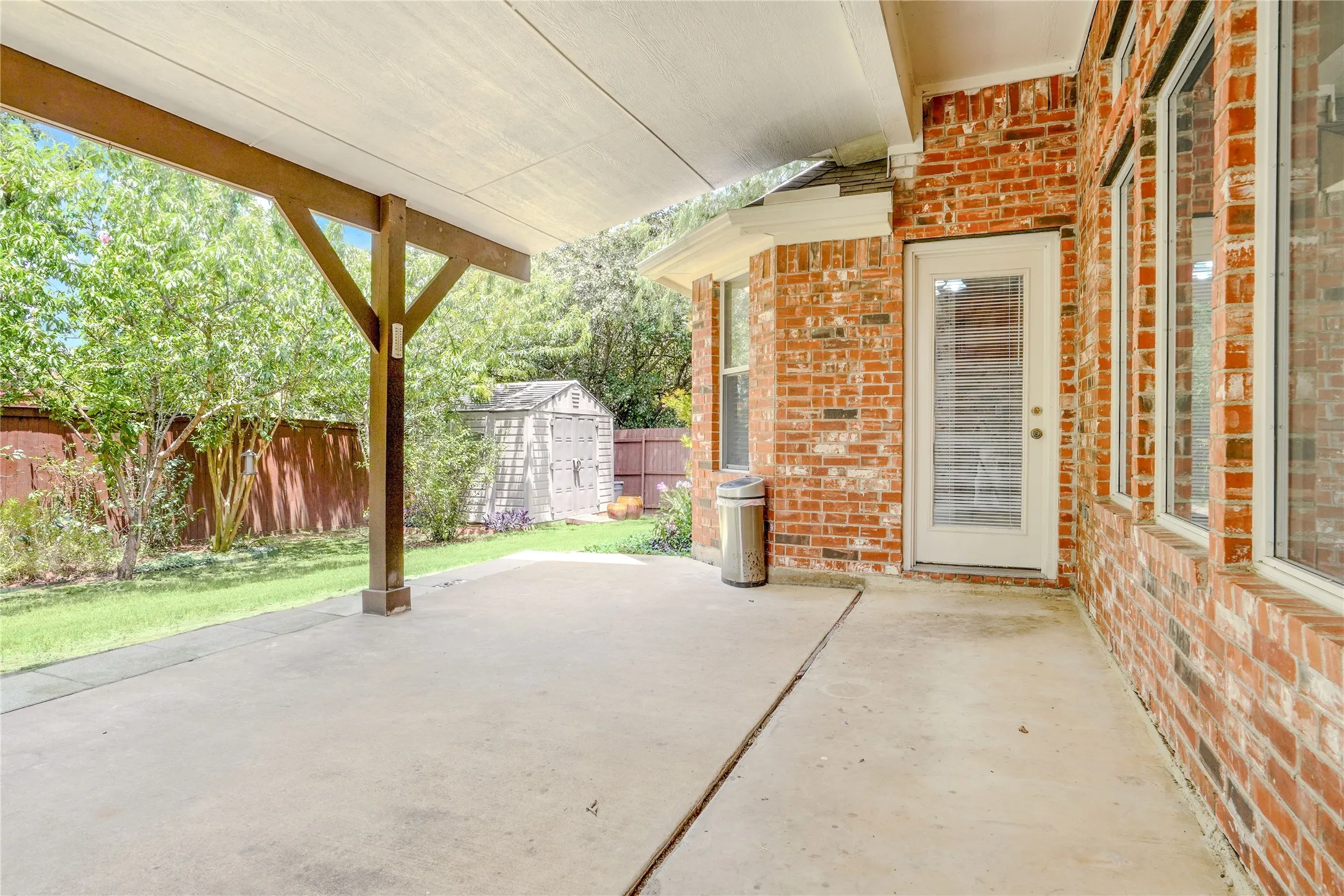 Single Family Residence For Sale in Tarrant County , 3401 Ledbetter Court, Arlington, Texas 76001, 4 Bedroom, 2 Bathroom, 2 Garage spaces, 2,224 Sqft, built in 2003, mls#21316727, Real Estate Agent in Arlington, Homes For Sale in Tarrant county, Homes For Sale in Arlington, Realtor in Arlington Texas, Real Estate Brokerage Independent Realty Texas, Luminita Cordes Realtor