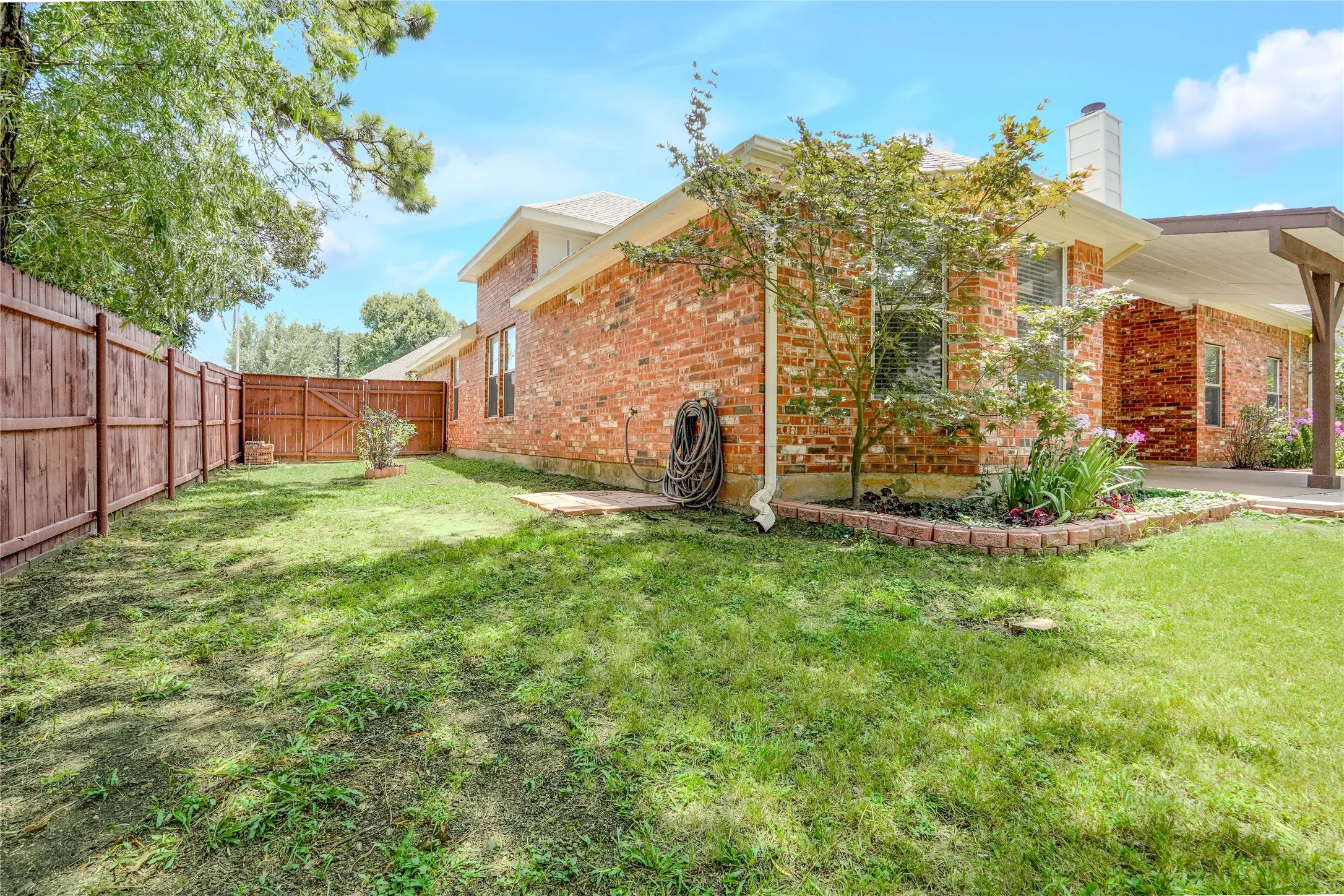 Single Family Residence For Sale in Tarrant County , 3401 Ledbetter Court, Arlington, Texas 76001, 4 Bedroom, 2 Bathroom, 2 Garage spaces, 2,224 Sqft, built in 2003, mls#21316727, Real Estate Agent in Arlington, Homes For Sale in Tarrant county, Homes For Sale in Arlington, Realtor in Arlington Texas, Real Estate Brokerage Independent Realty Texas, Luminita Cordes Realtor