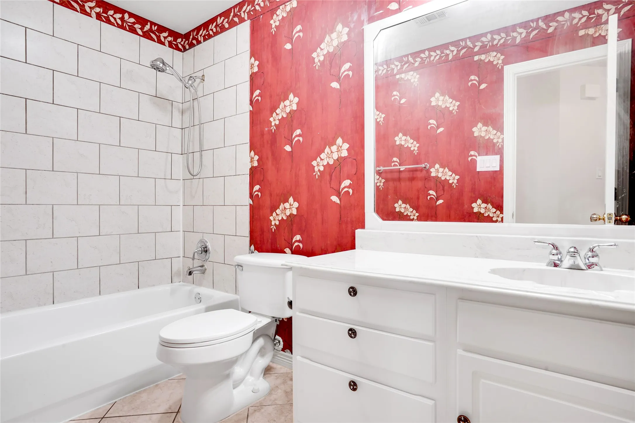 Single Family Residence For Sale in Tarrant County , 3401 Ledbetter Court, Arlington, Texas 76001, 4 Bedroom, 2 Bathroom, 2 Garage spaces, 2,224 Sqft, built in 2003, mls#21316727, Real Estate Agent in Arlington, Homes For Sale in Tarrant county, Homes For Sale in Arlington, Realtor in Arlington Texas, Real Estate Brokerage Independent Realty Texas, Luminita Cordes Realtor