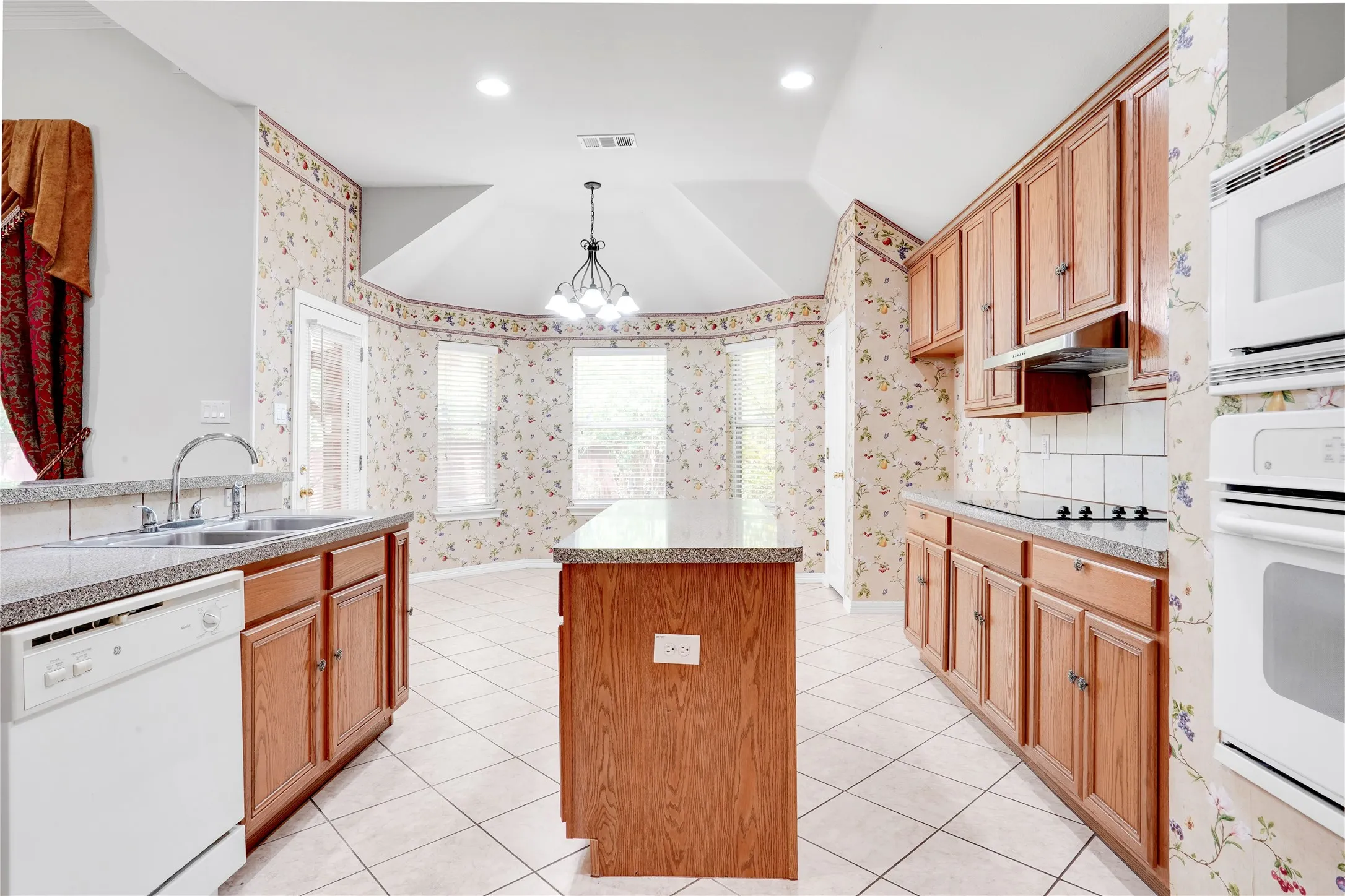 Single Family Residence For Sale in Tarrant County , 3401 Ledbetter Court, Arlington, Texas 76001, 4 Bedroom, 2 Bathroom, 2 Garage spaces, 2,224 Sqft, built in 2003, mls#21316727, Real Estate Agent in Arlington, Homes For Sale in Tarrant county, Homes For Sale in Arlington, Realtor in Arlington Texas, Real Estate Brokerage Independent Realty Texas, Luminita Cordes Realtor