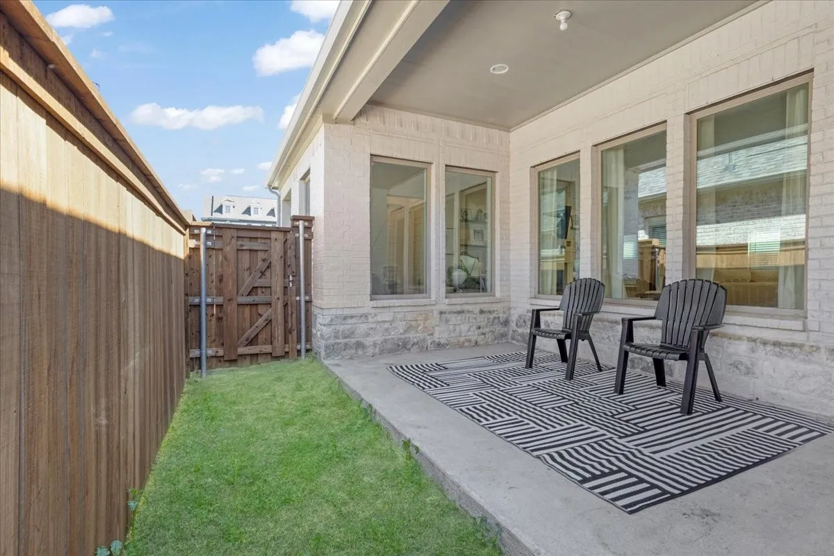Great covered patio on the side