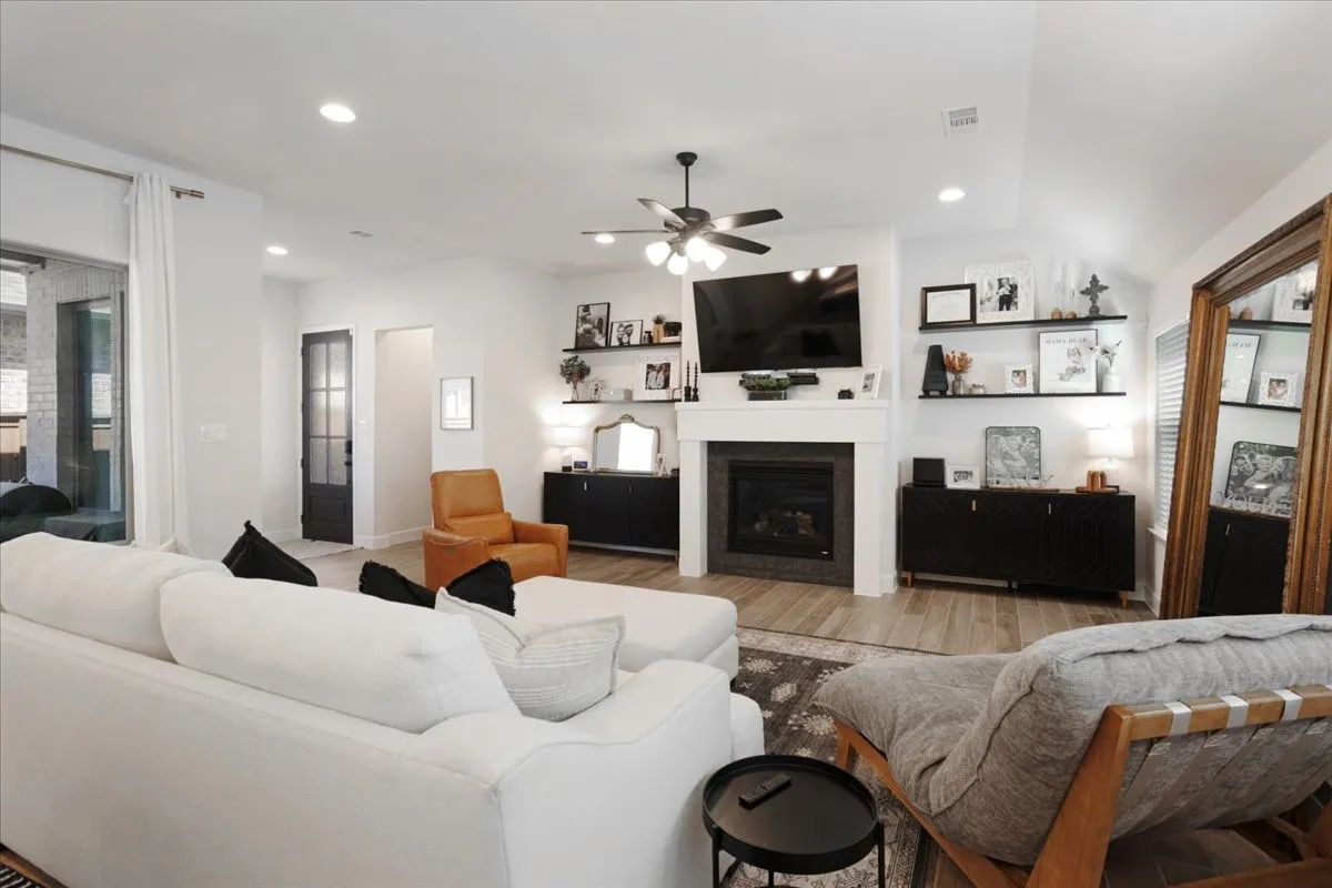 Great sized living room for all of your family get togethers.