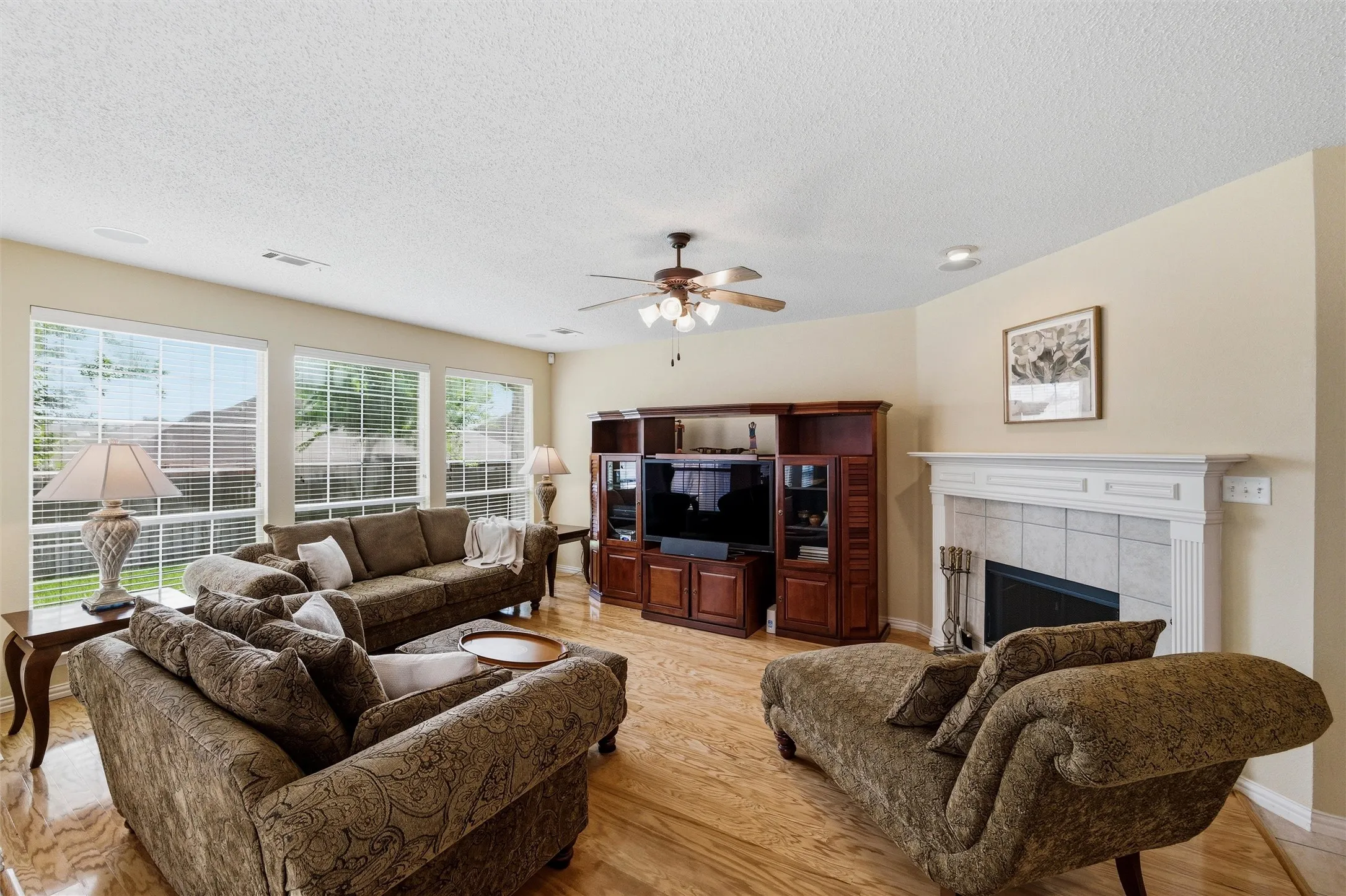 Single Family Residence For Sale in Tarrant County , 4541 Marguerite Lane, Fort Worth, Texas 76123, 4 Bedroom, 4 Bathroom, 2 Garage spaces, 3,027 Sqft, built in 2003, mls#21320002, Real Estate Agent in Fort Worth, Homes For Sale in Tarrant county, Homes For Sale in Fort Worth, Realtor in Fort Worth Texas, Real Estate Brokerage Independent Realty Texas, Luminita Cordes Realtor