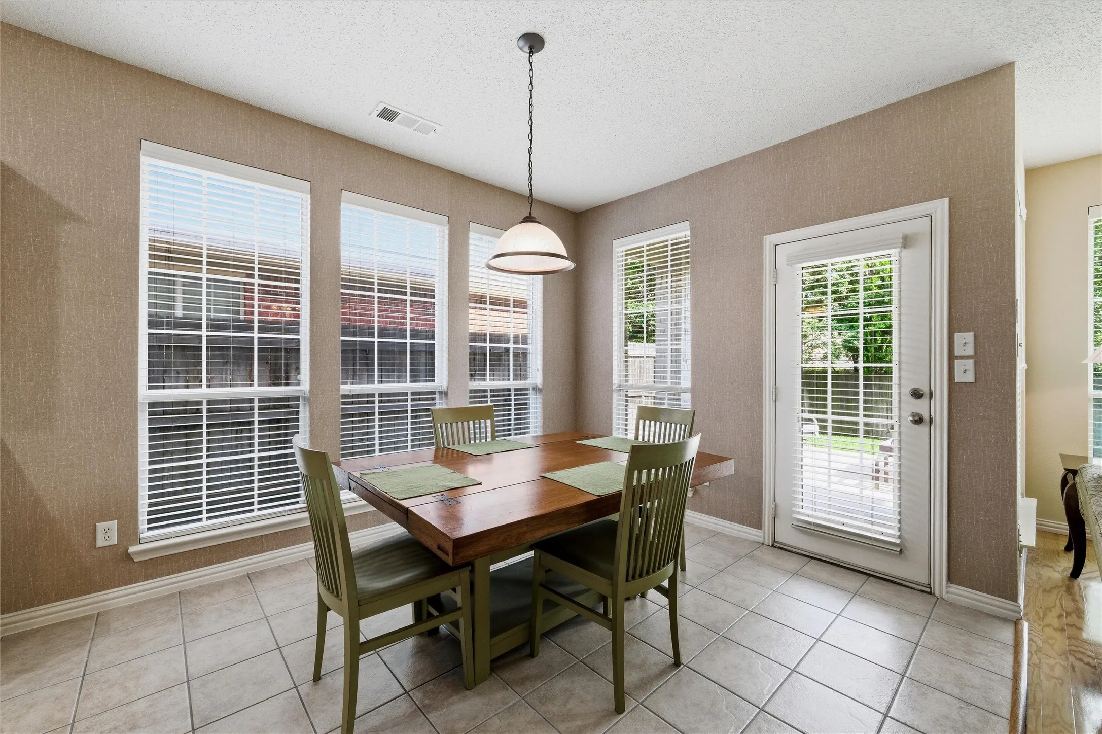 Single Family Residence For Sale in Tarrant County , 4541 Marguerite Lane, Fort Worth, Texas 76123, 4 Bedroom, 4 Bathroom, 2 Garage spaces, 3,027 Sqft, built in 2003, mls#21320002, Real Estate Agent in Fort Worth, Homes For Sale in Tarrant county, Homes For Sale in Fort Worth, Realtor in Fort Worth Texas, Real Estate Brokerage Independent Realty Texas, Luminita Cordes Realtor