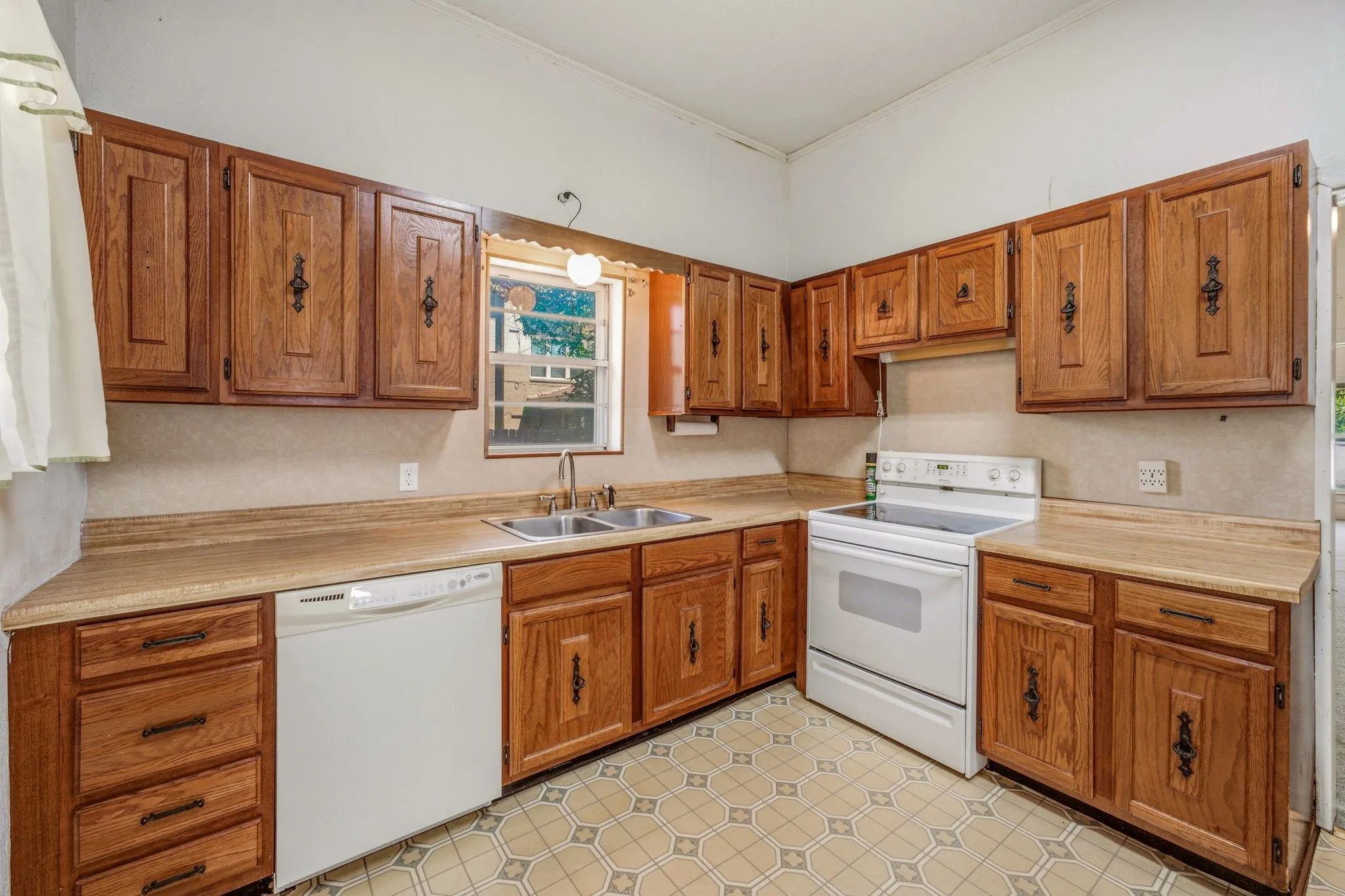 Single Family Residence For Sale in Erath County , 648 N Belknap Street, Stephenville, Texas 76401, 3 Bedroom, 2 Bathroom, Garage spaces, 1,606 Sqft, built in 1950, mls#21320273, Real Estate Agent in Stephenville, Homes For Sale in Erath county, Homes For Sale in Stephenville, Realtor in Stephenville Texas, Real Estate Brokerage Independent Realty Texas, Luminita Cordes Realtor