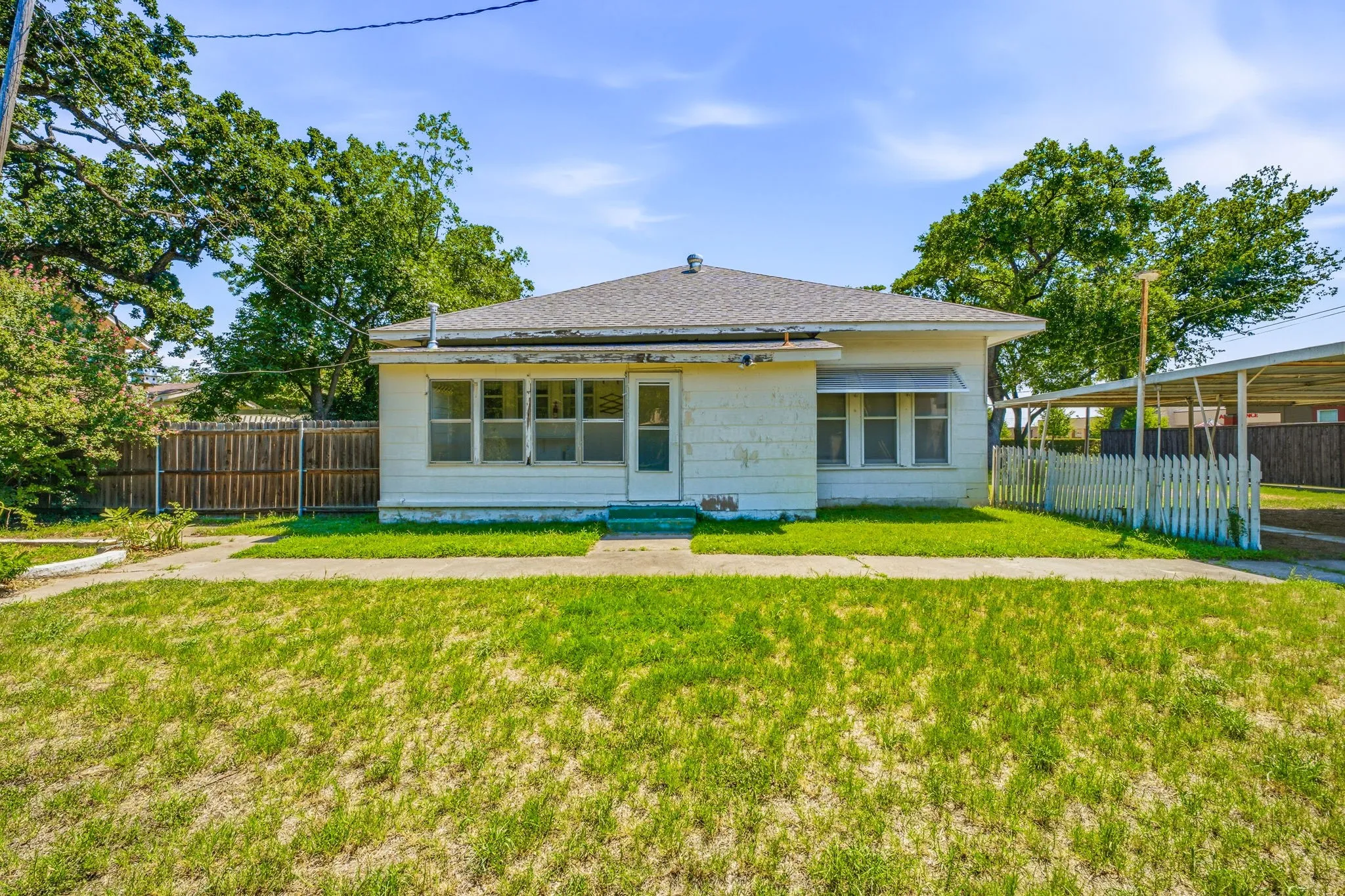 Single Family Residence For Sale in Erath County , 648 N Belknap Street, Stephenville, Texas 76401, 3 Bedroom, 2 Bathroom, Garage spaces, 1,606 Sqft, built in 1950, mls#21320273, Real Estate Agent in Stephenville, Homes For Sale in Erath county, Homes For Sale in Stephenville, Realtor in Stephenville Texas, Real Estate Brokerage Independent Realty Texas, Luminita Cordes Realtor