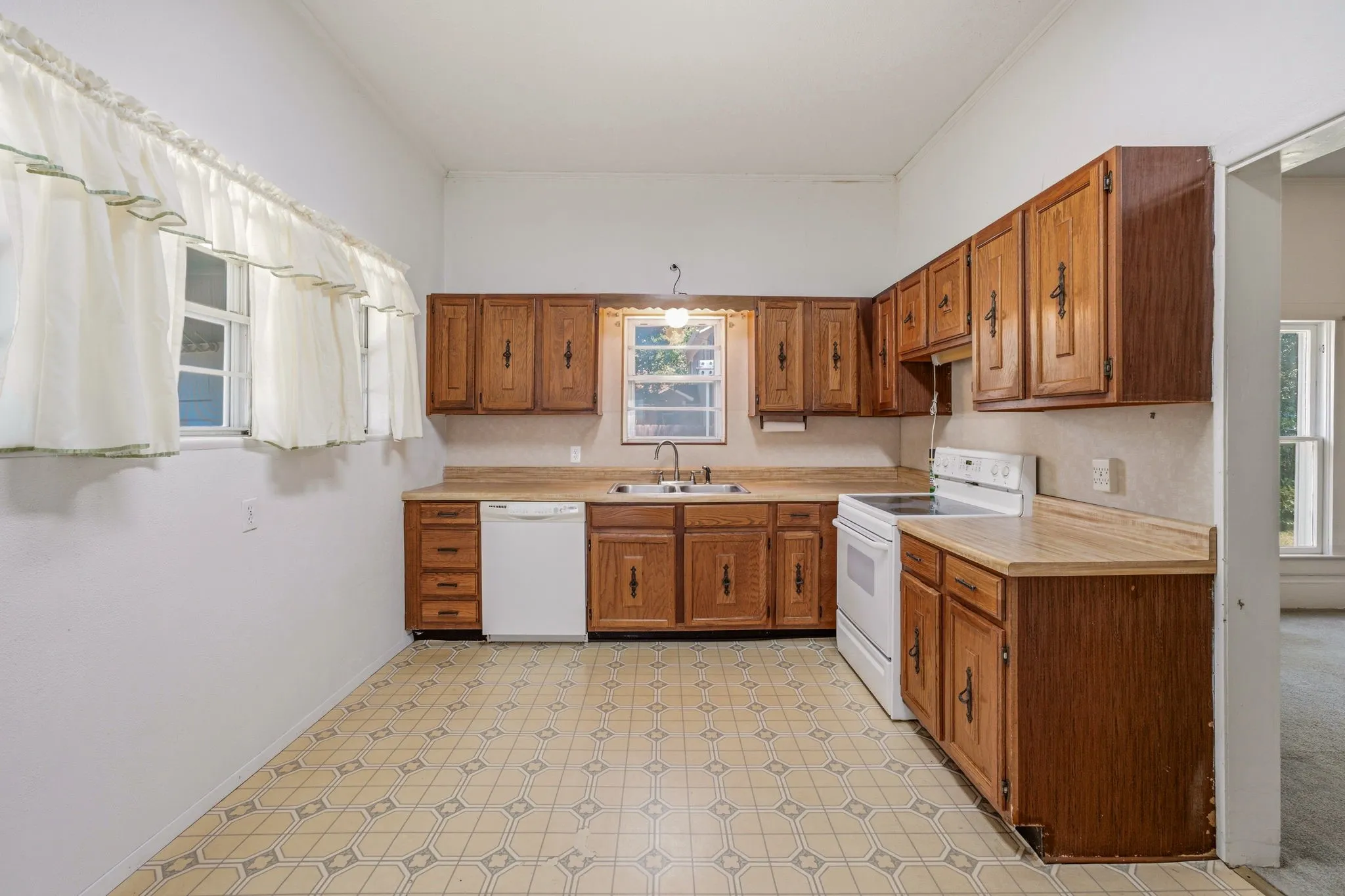Single Family Residence For Sale in Erath County , 648 N Belknap Street, Stephenville, Texas 76401, 3 Bedroom, 2 Bathroom, Garage spaces, 1,606 Sqft, built in 1950, mls#21320273, Real Estate Agent in Stephenville, Homes For Sale in Erath county, Homes For Sale in Stephenville, Realtor in Stephenville Texas, Real Estate Brokerage Independent Realty Texas, Luminita Cordes Realtor