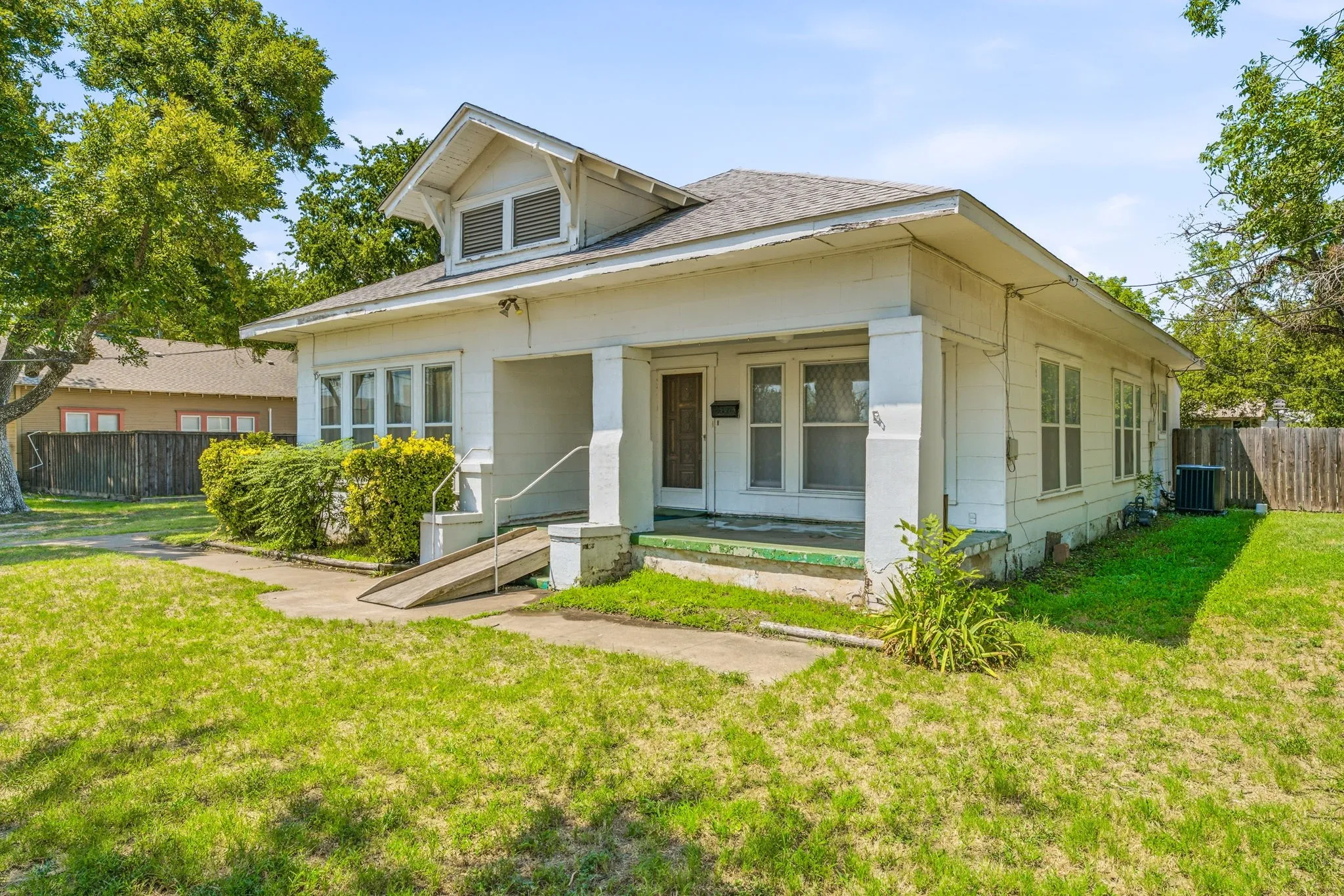 Single Family Residence For Sale in Erath County , 648 N Belknap Street, Stephenville, Texas 76401, 3 Bedroom, 2 Bathroom, Garage spaces, 1,606 Sqft, built in 1950, mls#21320273, Real Estate Agent in Stephenville, Homes For Sale in Erath county, Homes For Sale in Stephenville, Realtor in Stephenville Texas, Real Estate Brokerage Independent Realty Texas, Luminita Cordes Realtor
