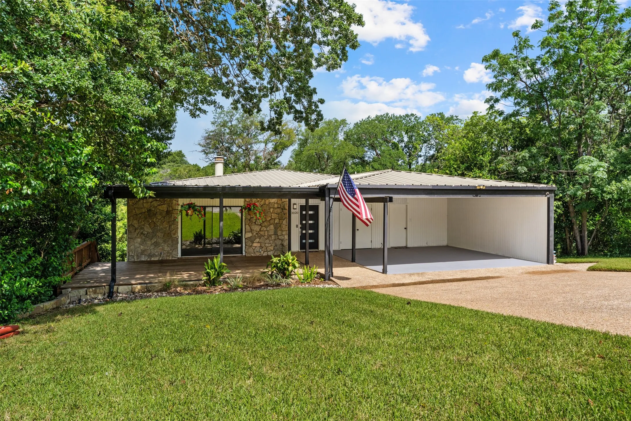 Single Family Residence For Sale in Mc Lennan County , 3020 N 43rd Street, Waco, Texas 76710, 3 Bedroom, 2 Bathroom, 2 Garage spaces, 2,104 Sqft, built in 1978, mls#21320164, Real Estate Agent in Waco, Homes For Sale in Mc Lennan county, Homes For Sale in Waco, Realtor in Waco Texas, Real Estate Brokerage Independent Realty Texas, Luminita Cordes Realtor