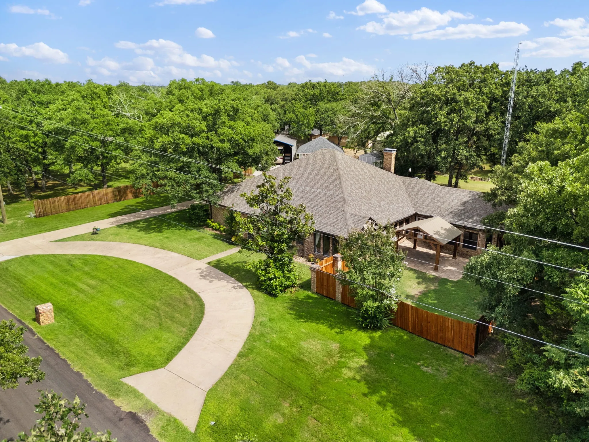 Single Family Residence For Sale in Hunt County , 1023 County Road 3310, Greenville, Texas 75402, 3 Bedroom, 4 Bathroom, 5 Garage spaces, 3,138 Sqft, built in 1987, mls#21316941, Real Estate Agent in Greenville, Homes For Sale in Hunt county, Homes For Sale in Greenville, Realtor in Greenville Texas, Real Estate Brokerage Independent Realty Texas, Luminita Cordes Realtor
