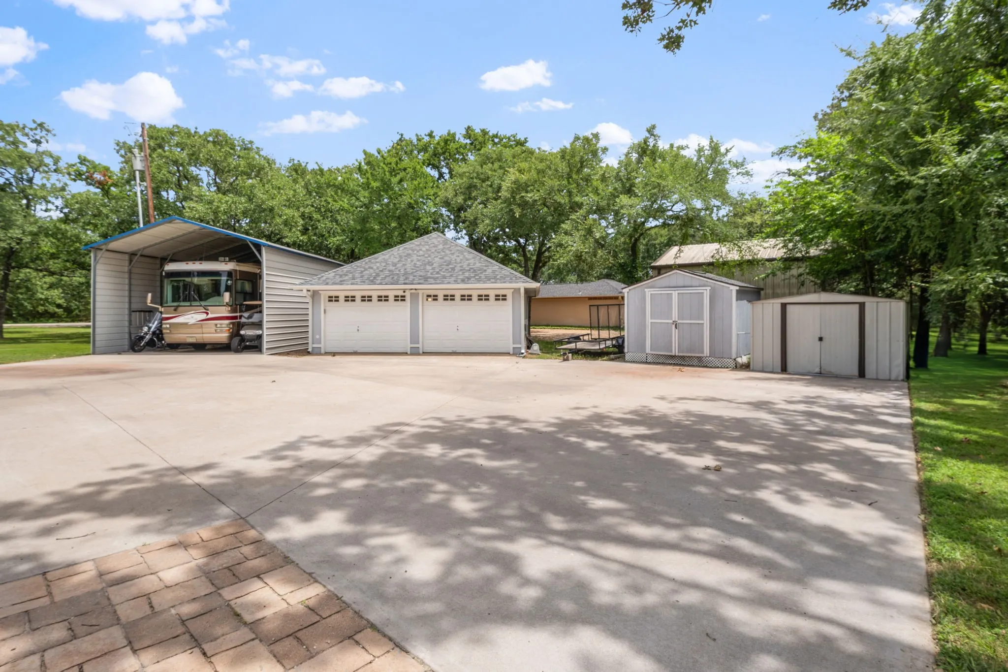 Single Family Residence For Sale in Hunt County , 1023 County Road 3310, Greenville, Texas 75402, 3 Bedroom, 4 Bathroom, 5 Garage spaces, 3,138 Sqft, built in 1987, mls#21316941, Real Estate Agent in Greenville, Homes For Sale in Hunt county, Homes For Sale in Greenville, Realtor in Greenville Texas, Real Estate Brokerage Independent Realty Texas, Luminita Cordes Realtor