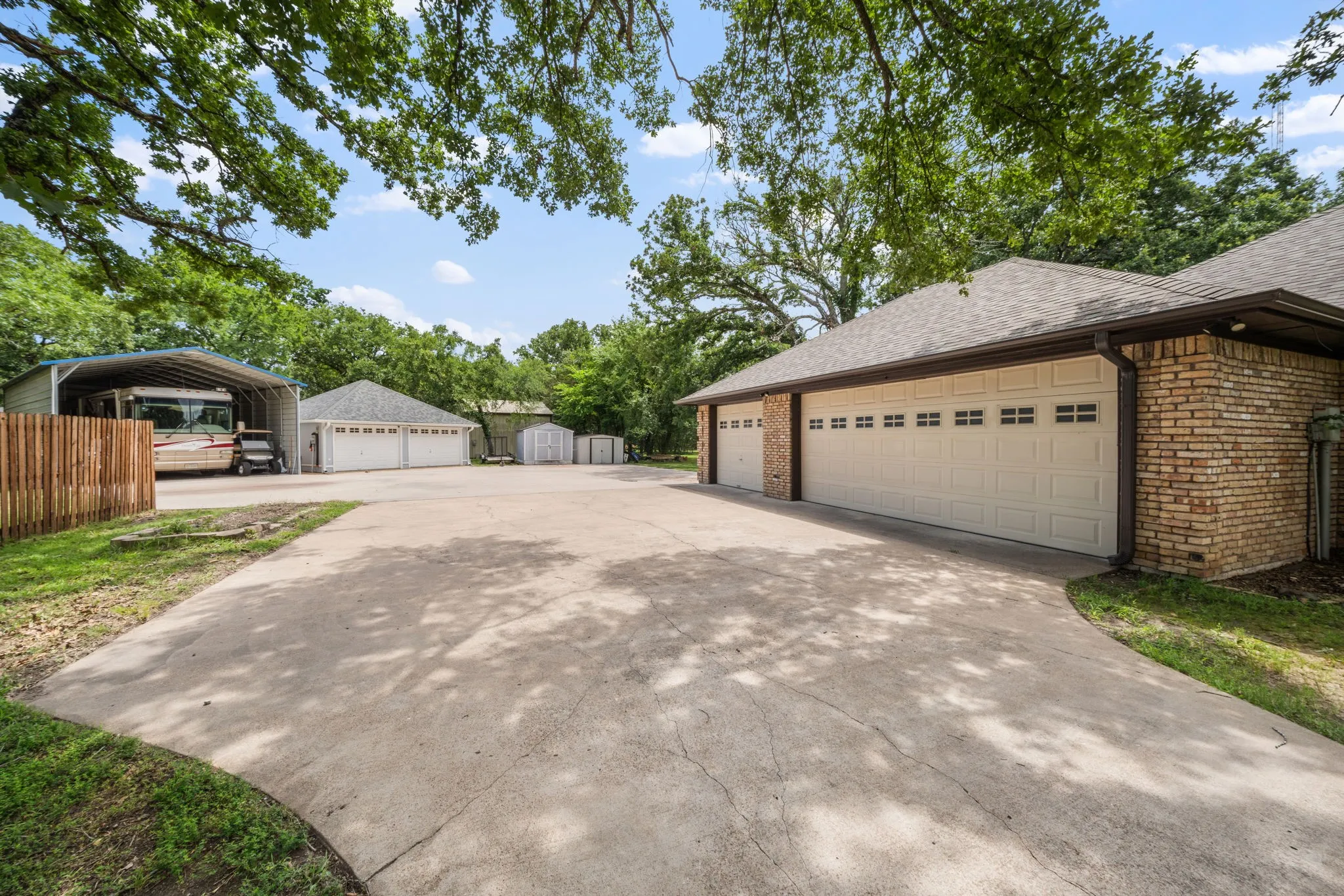 Single Family Residence For Sale in Hunt County , 1023 County Road 3310, Greenville, Texas 75402, 3 Bedroom, 4 Bathroom, 5 Garage spaces, 3,138 Sqft, built in 1987, mls#21316941, Real Estate Agent in Greenville, Homes For Sale in Hunt county, Homes For Sale in Greenville, Realtor in Greenville Texas, Real Estate Brokerage Independent Realty Texas, Luminita Cordes Realtor