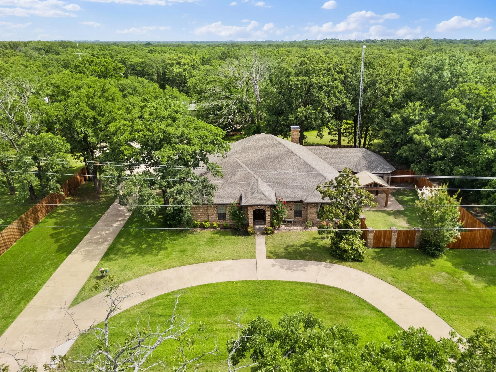Single Family Residence For Sale in Hunt County , 1023 County Road 3310, Greenville, Texas 75402, 3 Bedroom, 4 Bathroom, 5 Garage spaces, 3,138 Sqft, built in 1987, mls#21316941, Real Estate Agent in Greenville, Homes For Sale in Hunt county, Homes For Sale in Greenville, Realtor in Greenville Texas, Real Estate Brokerage Independent Realty Texas, Luminita Cordes Realtor