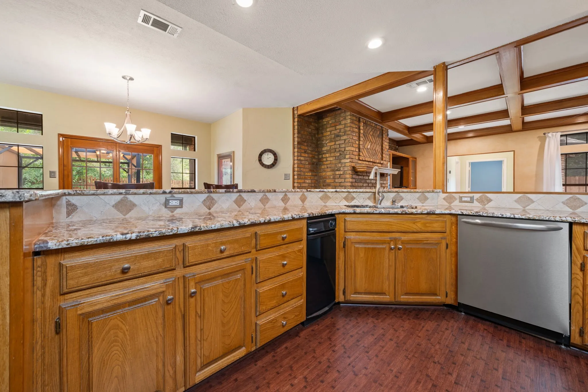 Single Family Residence For Sale in Hunt County , 1023 County Road 3310, Greenville, Texas 75402, 3 Bedroom, 4 Bathroom, 5 Garage spaces, 3,138 Sqft, built in 1987, mls#21316941, Real Estate Agent in Greenville, Homes For Sale in Hunt county, Homes For Sale in Greenville, Realtor in Greenville Texas, Real Estate Brokerage Independent Realty Texas, Luminita Cordes Realtor