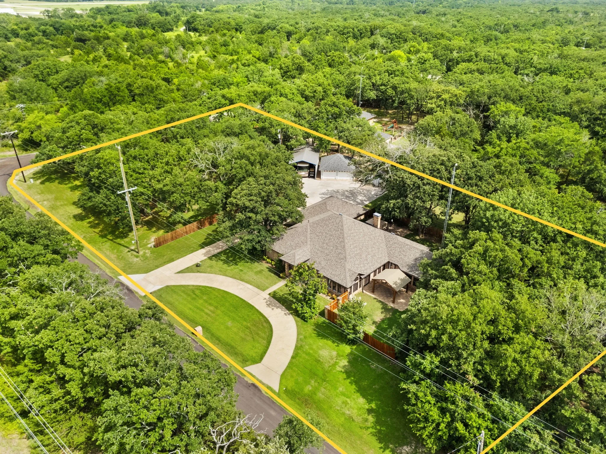 Single Family Residence For Sale in Hunt County , 1023 County Road 3310, Greenville, Texas 75402, 3 Bedroom, 4 Bathroom, 5 Garage spaces, 3,138 Sqft, built in 1987, mls#21316941, Real Estate Agent in Greenville, Homes For Sale in Hunt county, Homes For Sale in Greenville, Realtor in Greenville Texas, Real Estate Brokerage Independent Realty Texas, Luminita Cordes Realtor